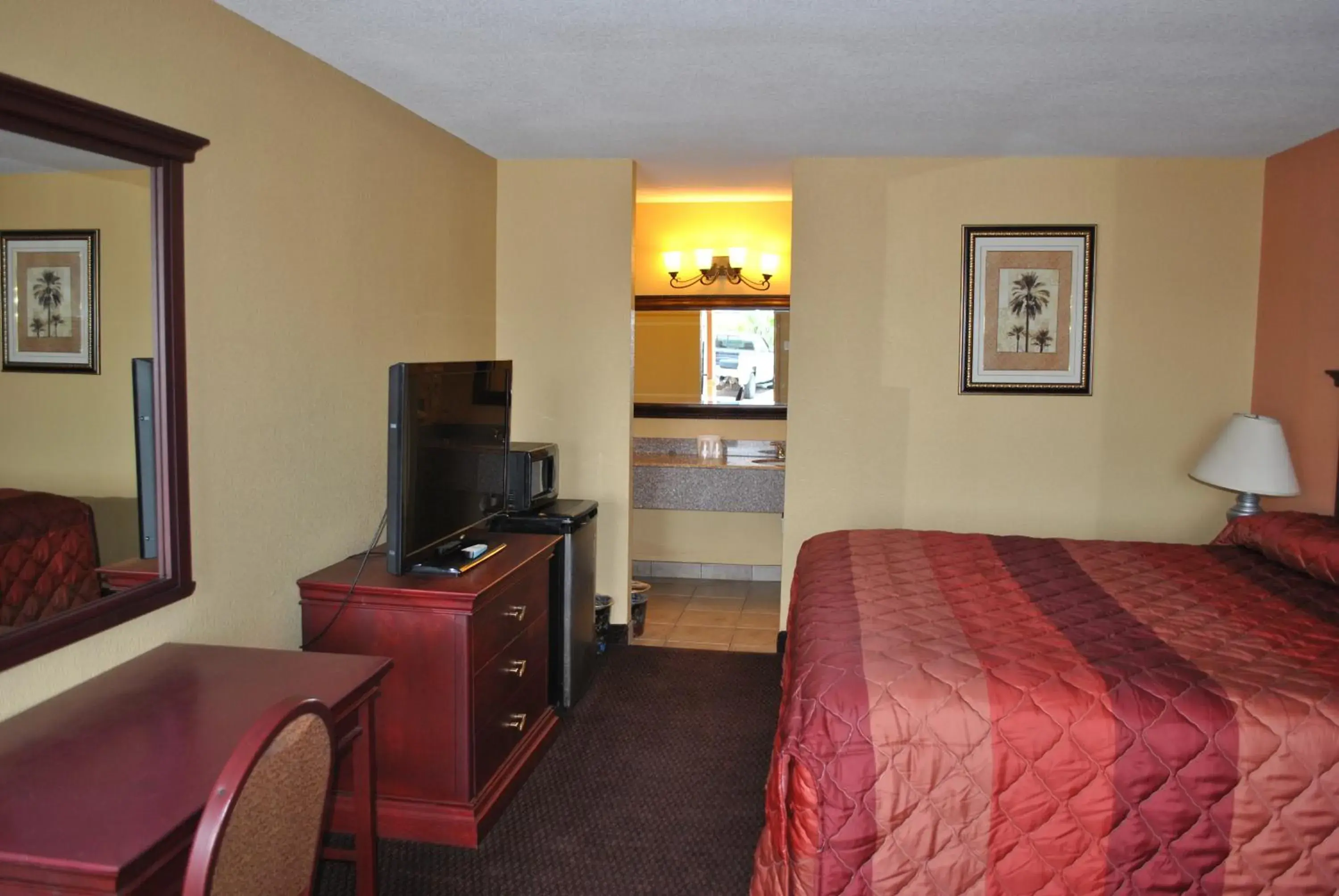 Bed in Executive Inn Brookshire Bed in Executive Inn Brookshire