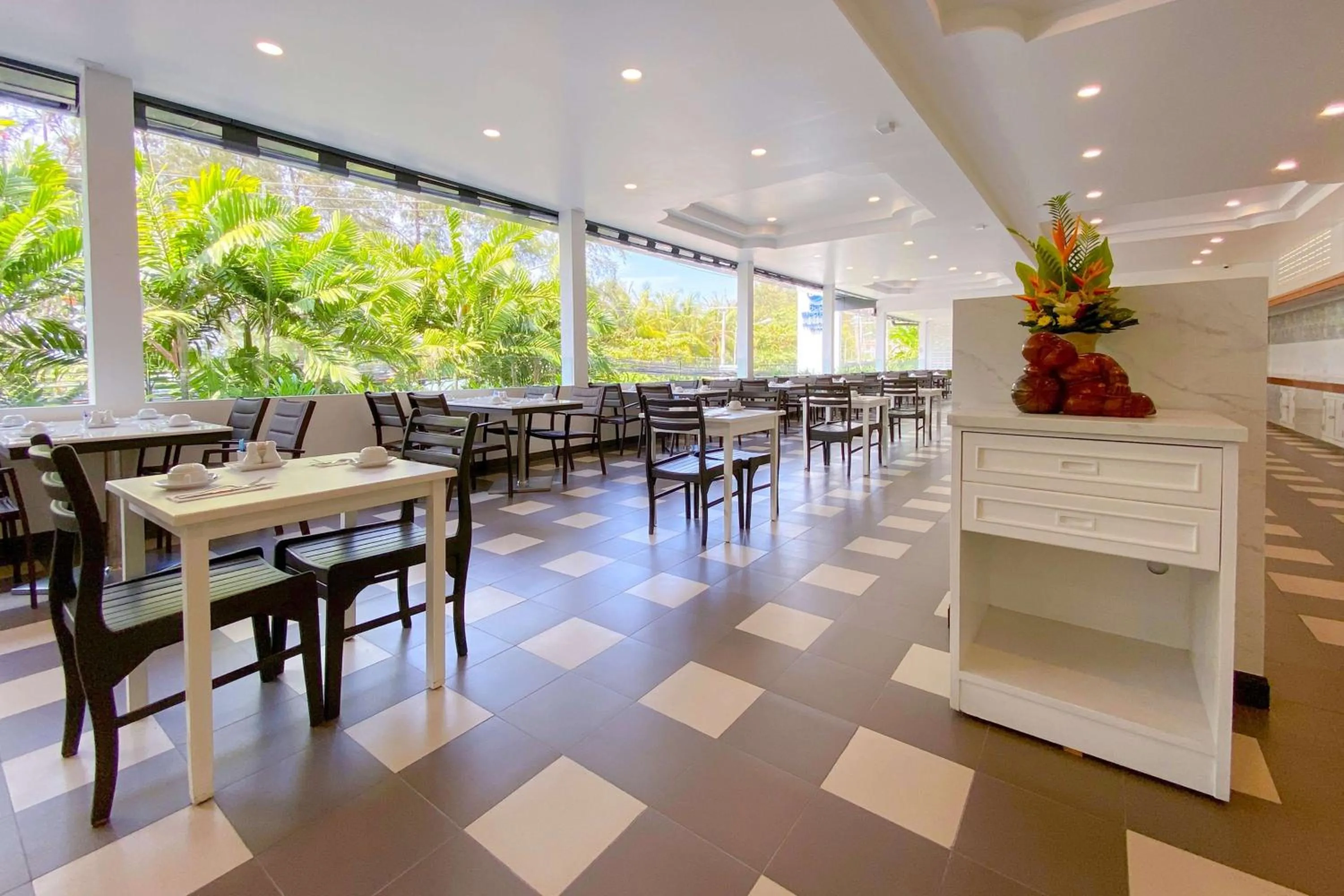 Restaurant/places to eat in Best Western Phuket Ocean Resort