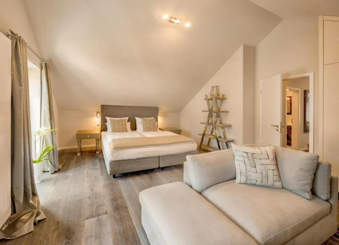 Bedroom, Seating Area in Hotel Hafen Flensburg