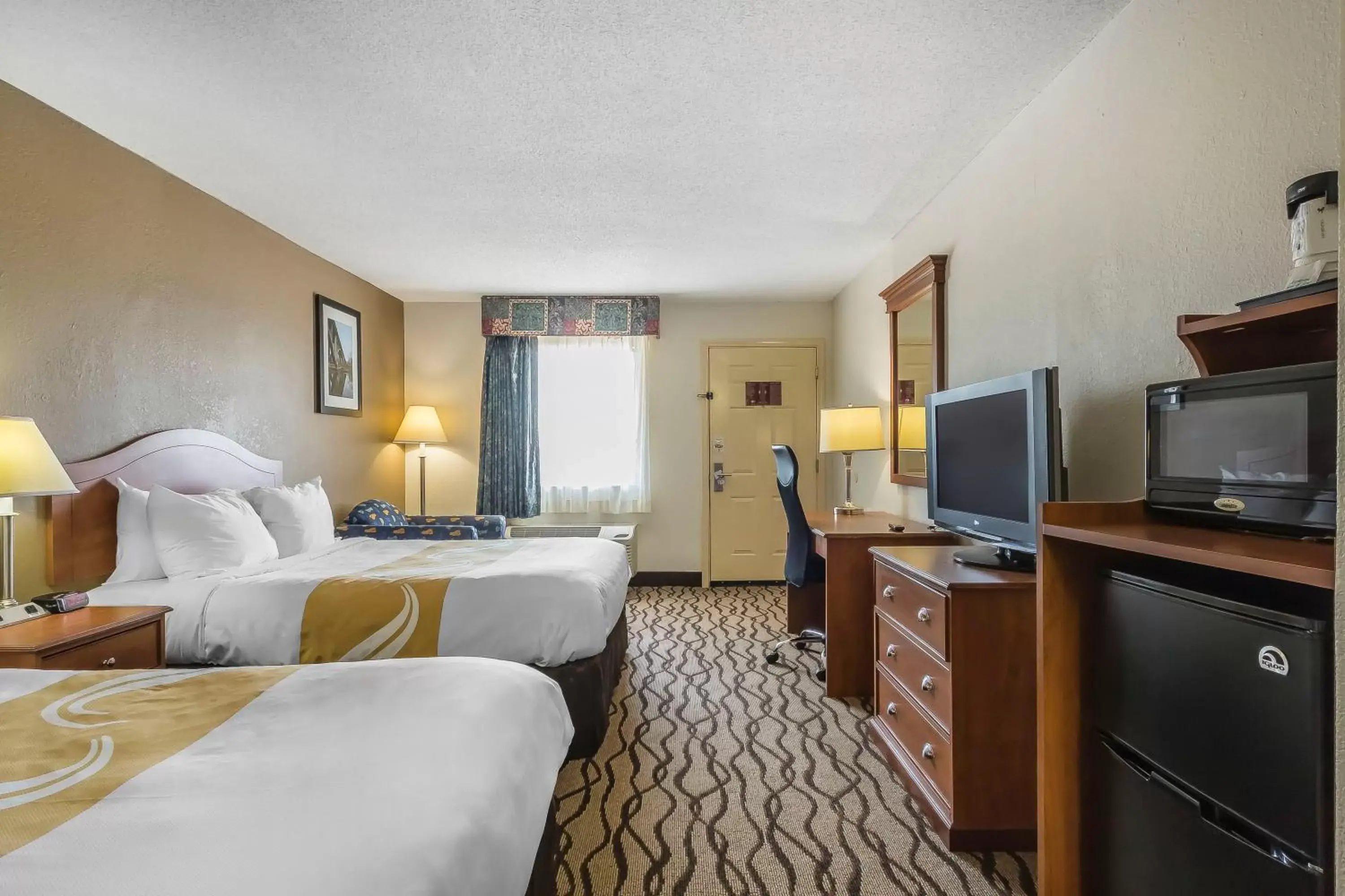 Queen Room with Two Queen Beds - Smoking in Quality Inn Charleston I-57