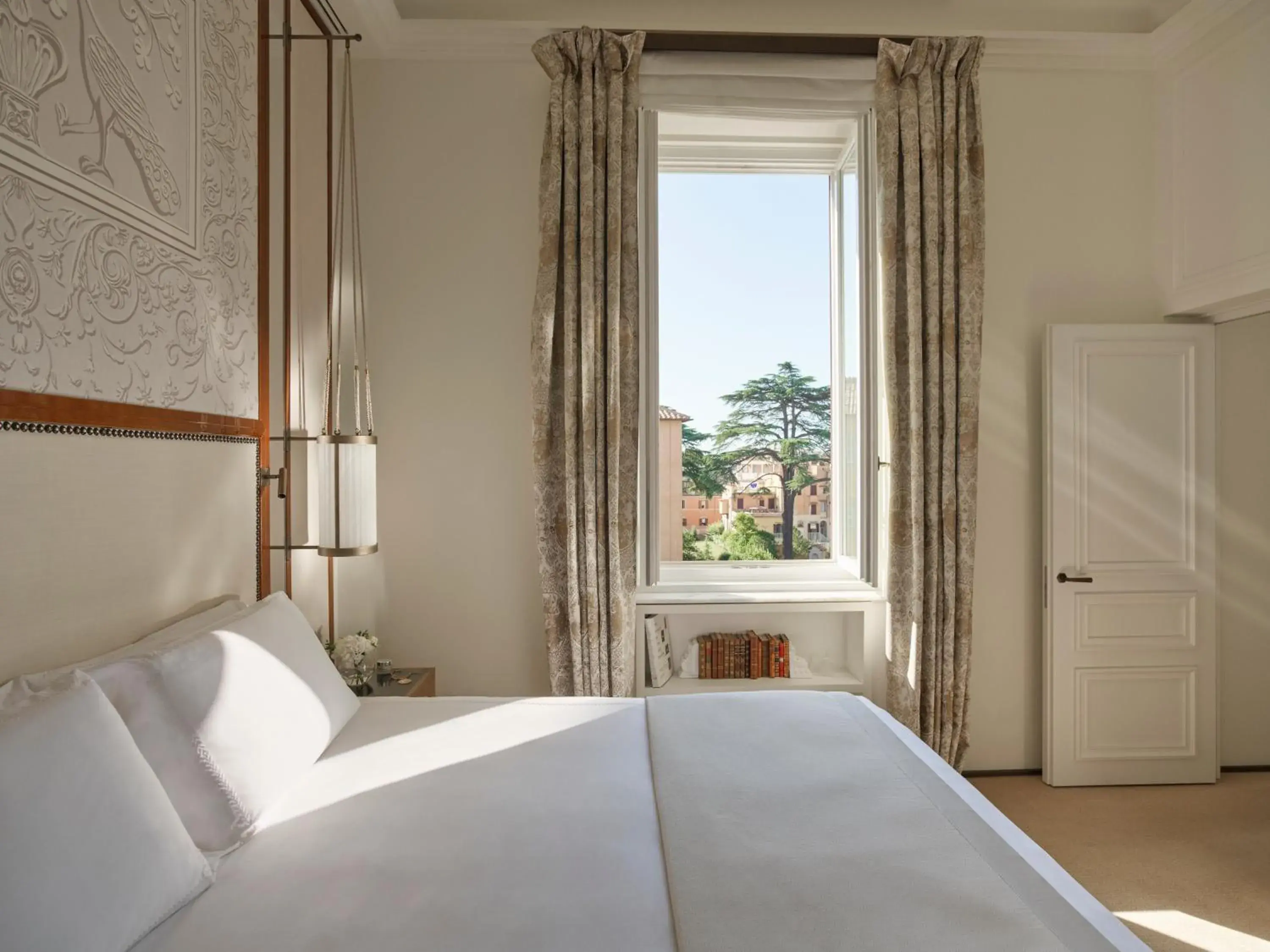 View (from property/room), Bed in Hotel Eden - Dorchester Collection