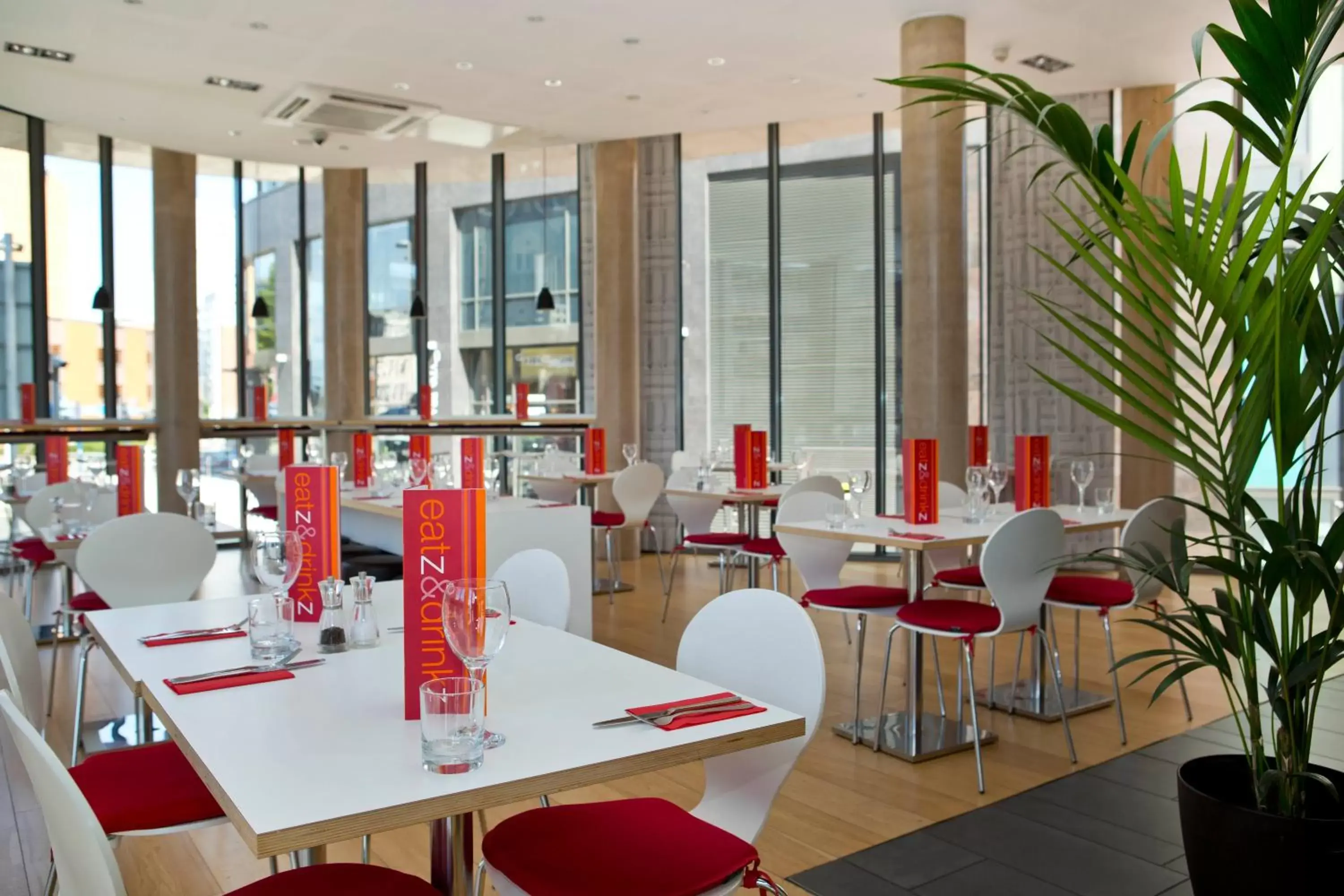 Restaurant/Places to Eat in Sleeperz Hotel Cardiff