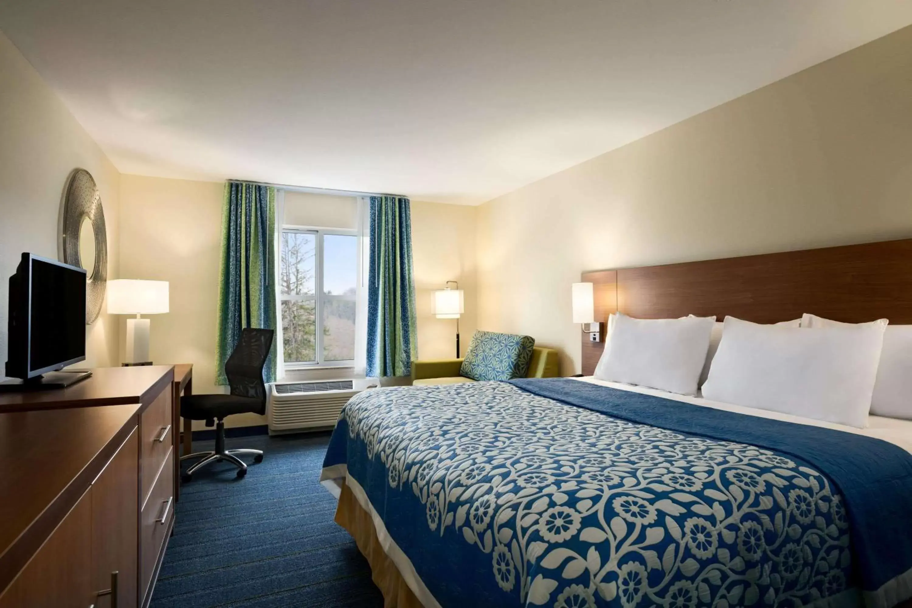 Photo of the whole room, Bed in Days Inn & Suites by Wyndham Altoona