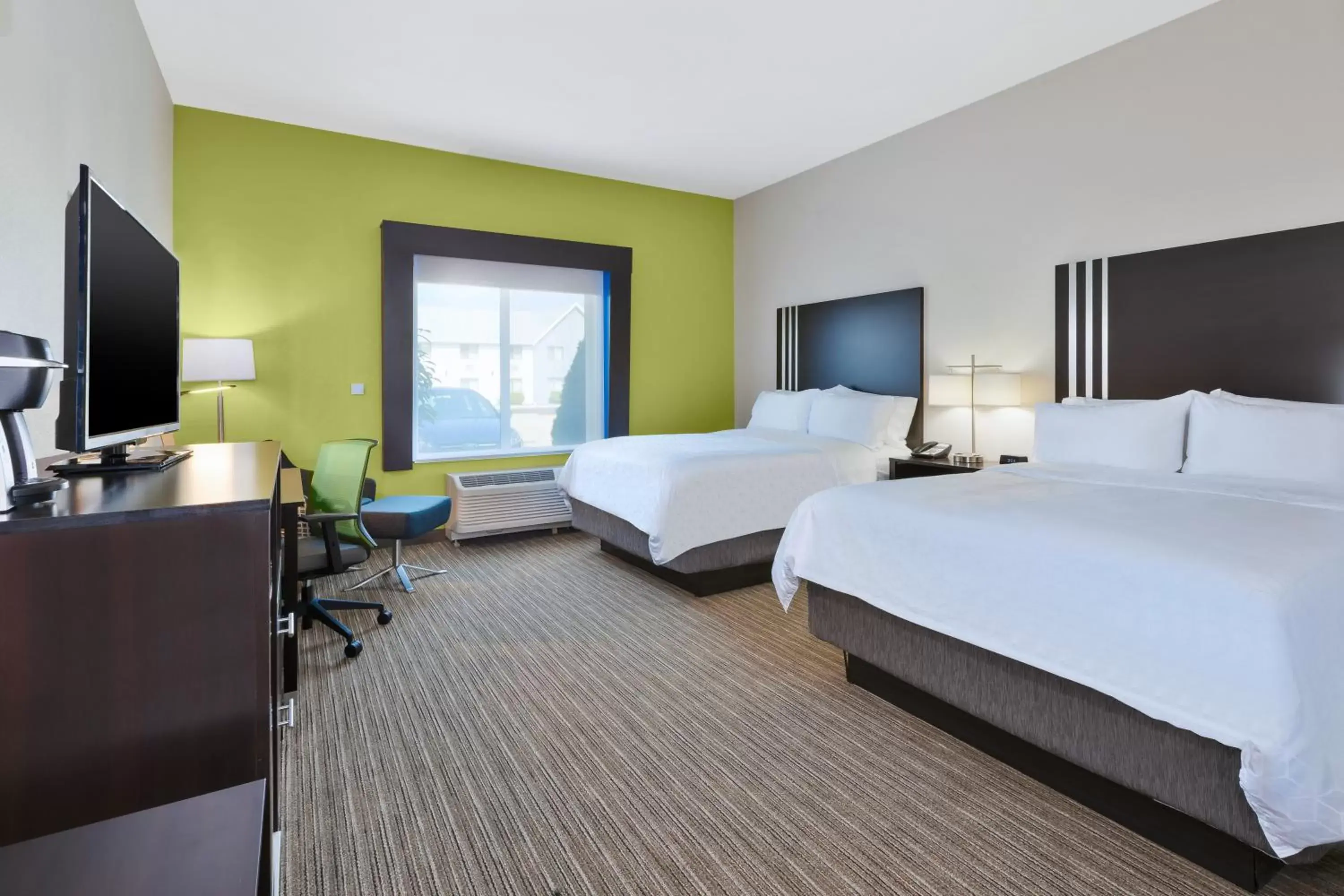 Bedroom, TV/Entertainment Center in Holiday Inn Express & Suites - Effingham, an IHG Hotel