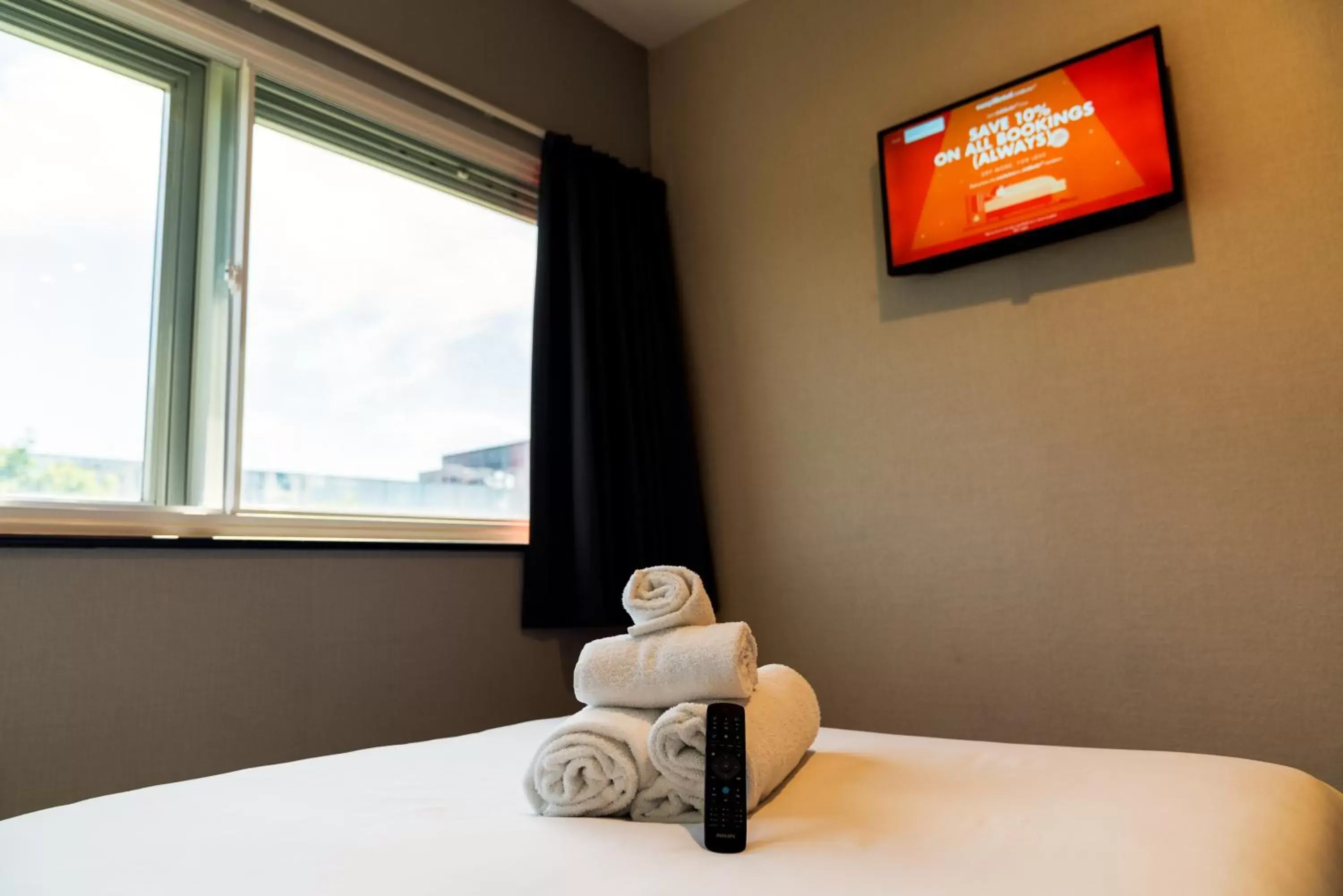 TV and multimedia, Bed in easyHotel Milton Keynes