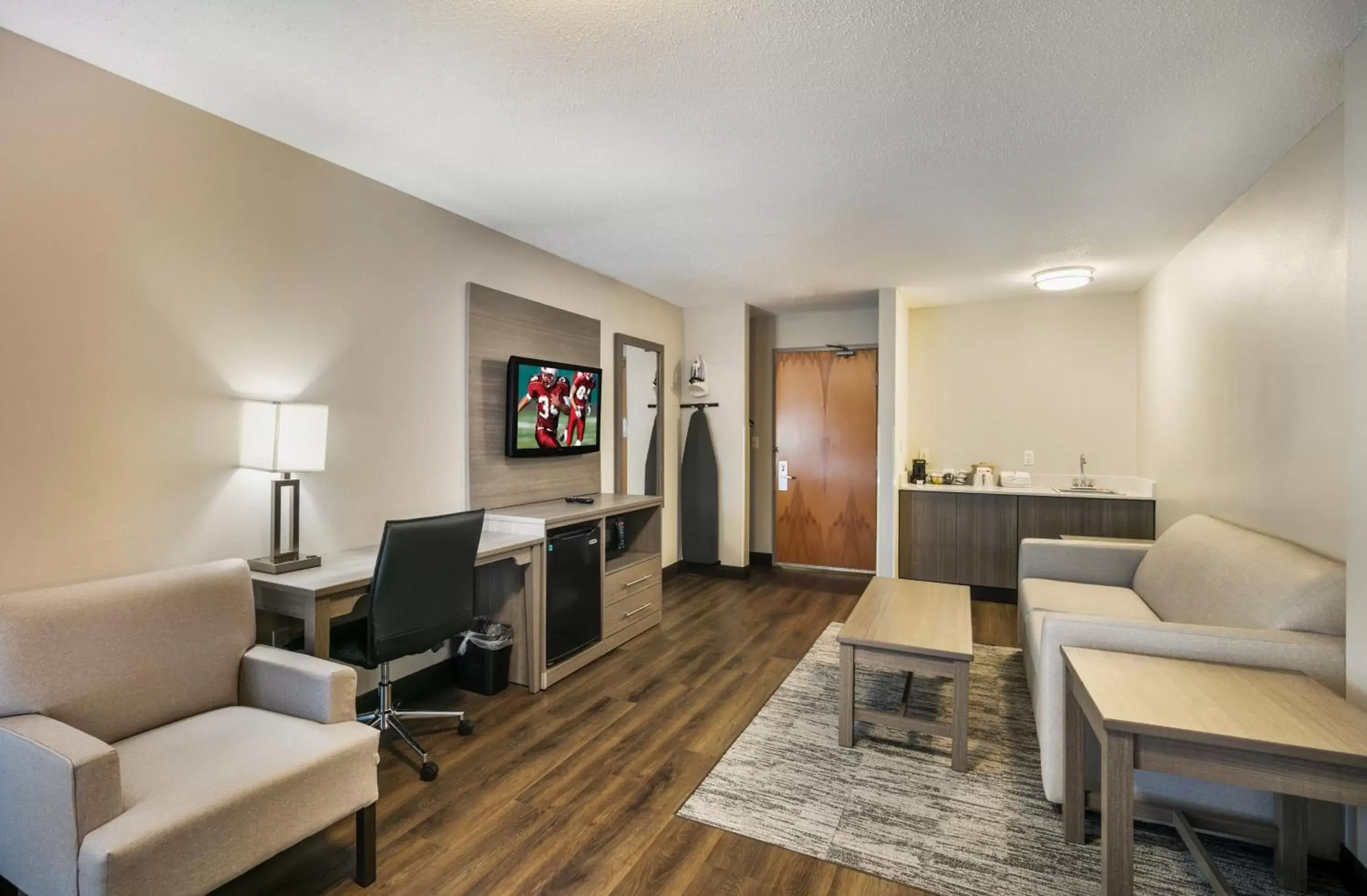 Bedroom in Red Roof Inn PLUS+ Boston - Logan Bedroom in Red Roof Inn PLUS+ Boston - Logan