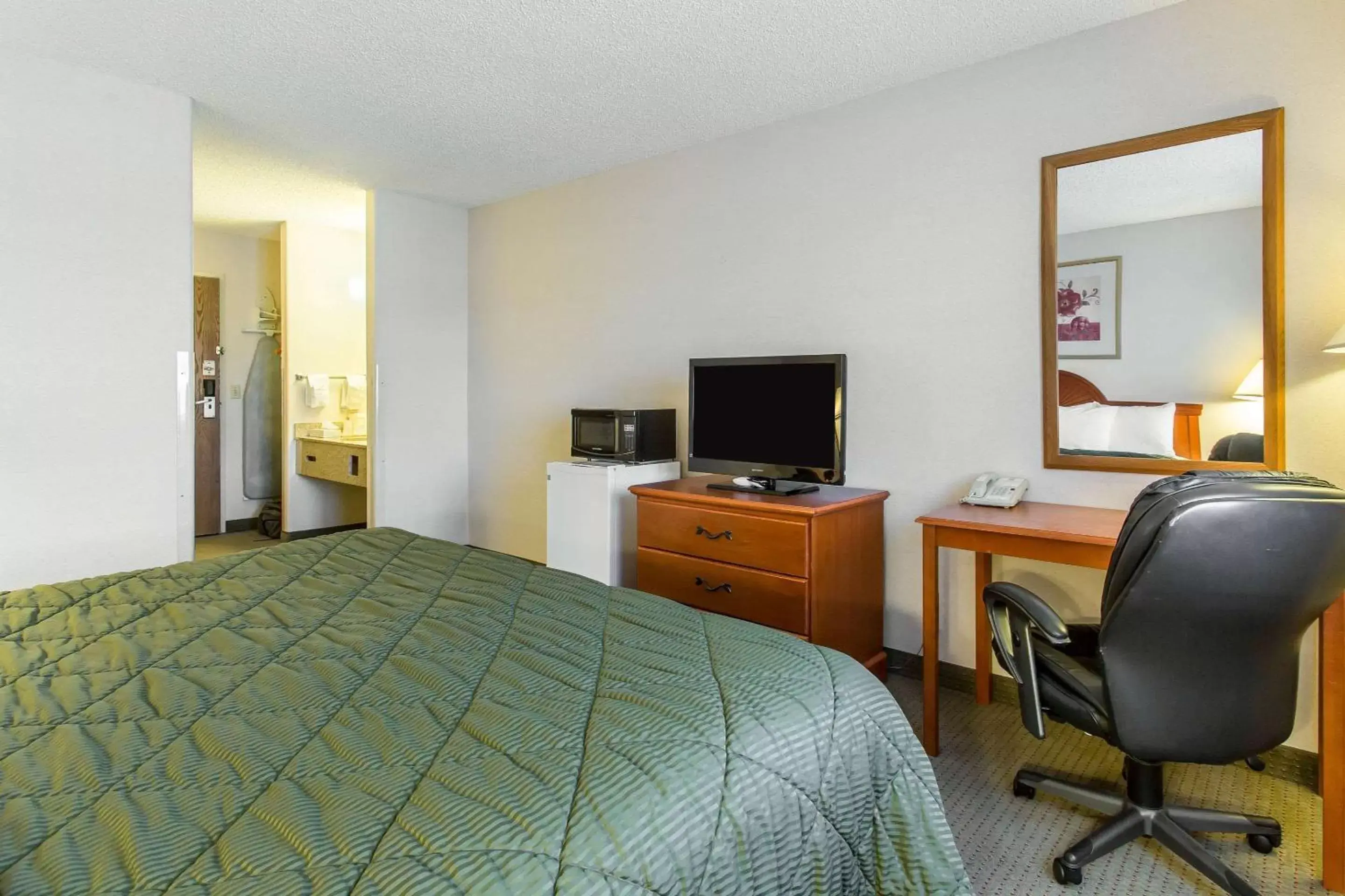 Photo of the whole room, TV/Entertainment Center in Quality Inn Delta Gateway to Rocky Mountains
