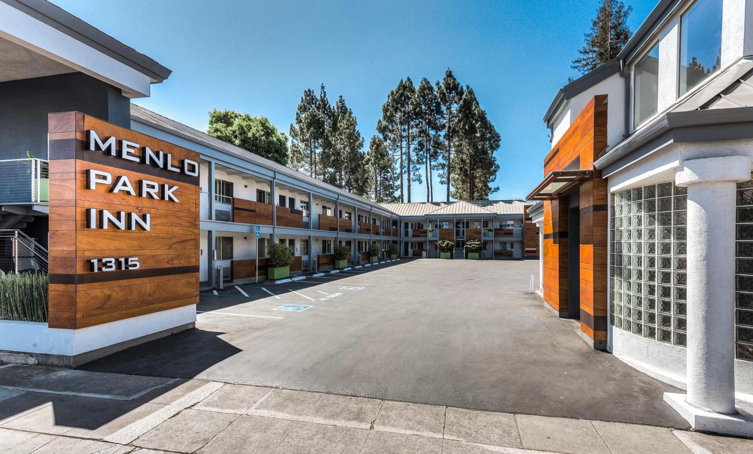Property building in Menlo Park Inn
