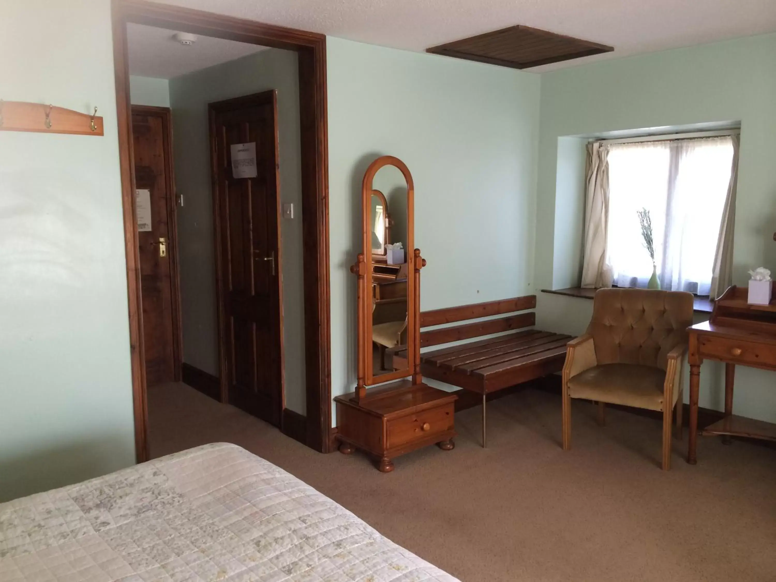 Bedroom, Seating Area in The Heathfield Inn