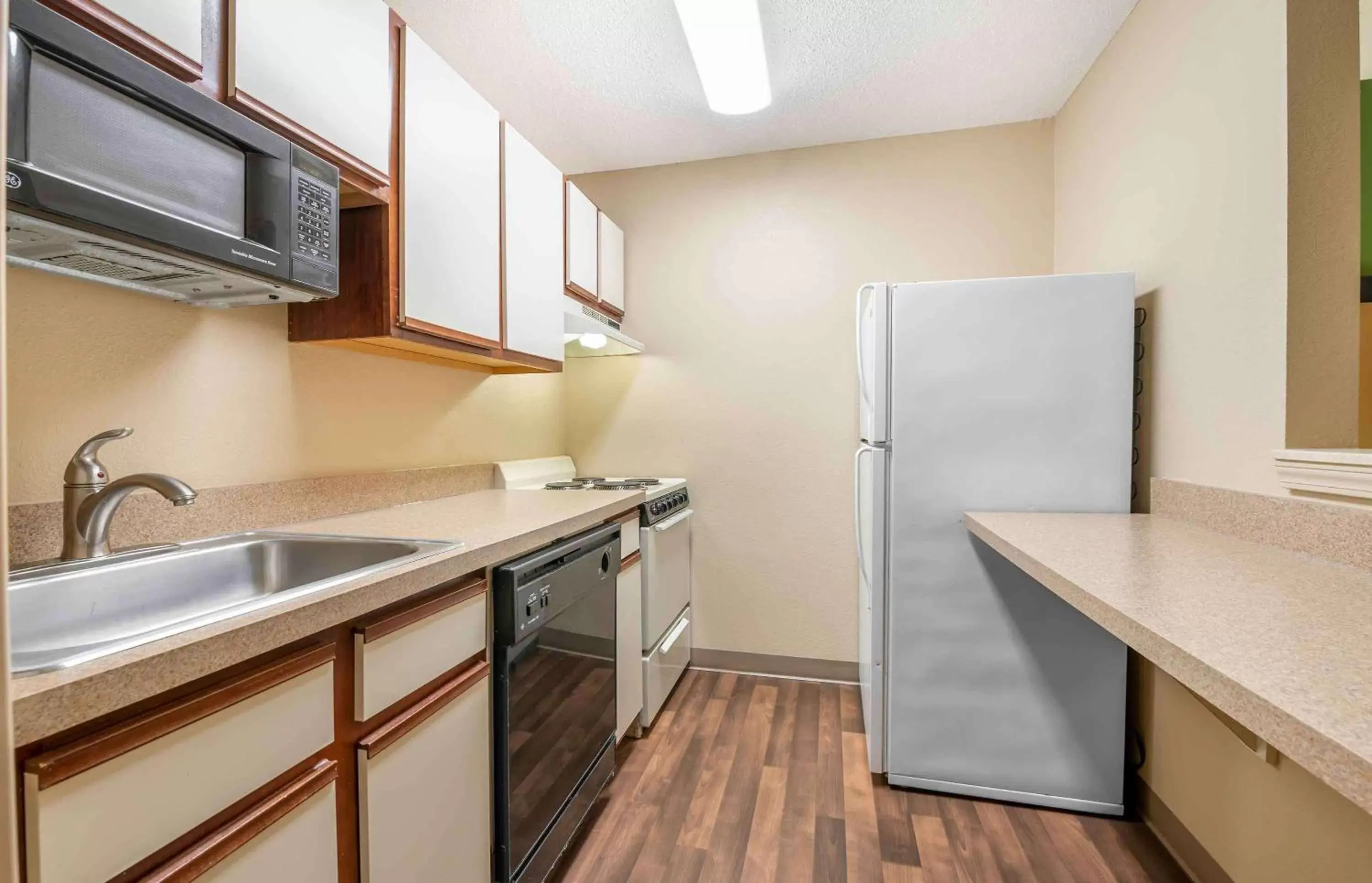 Bedroom, Kitchen/Kitchenette in Extended Stay America Suites - Dayton - Fairborn