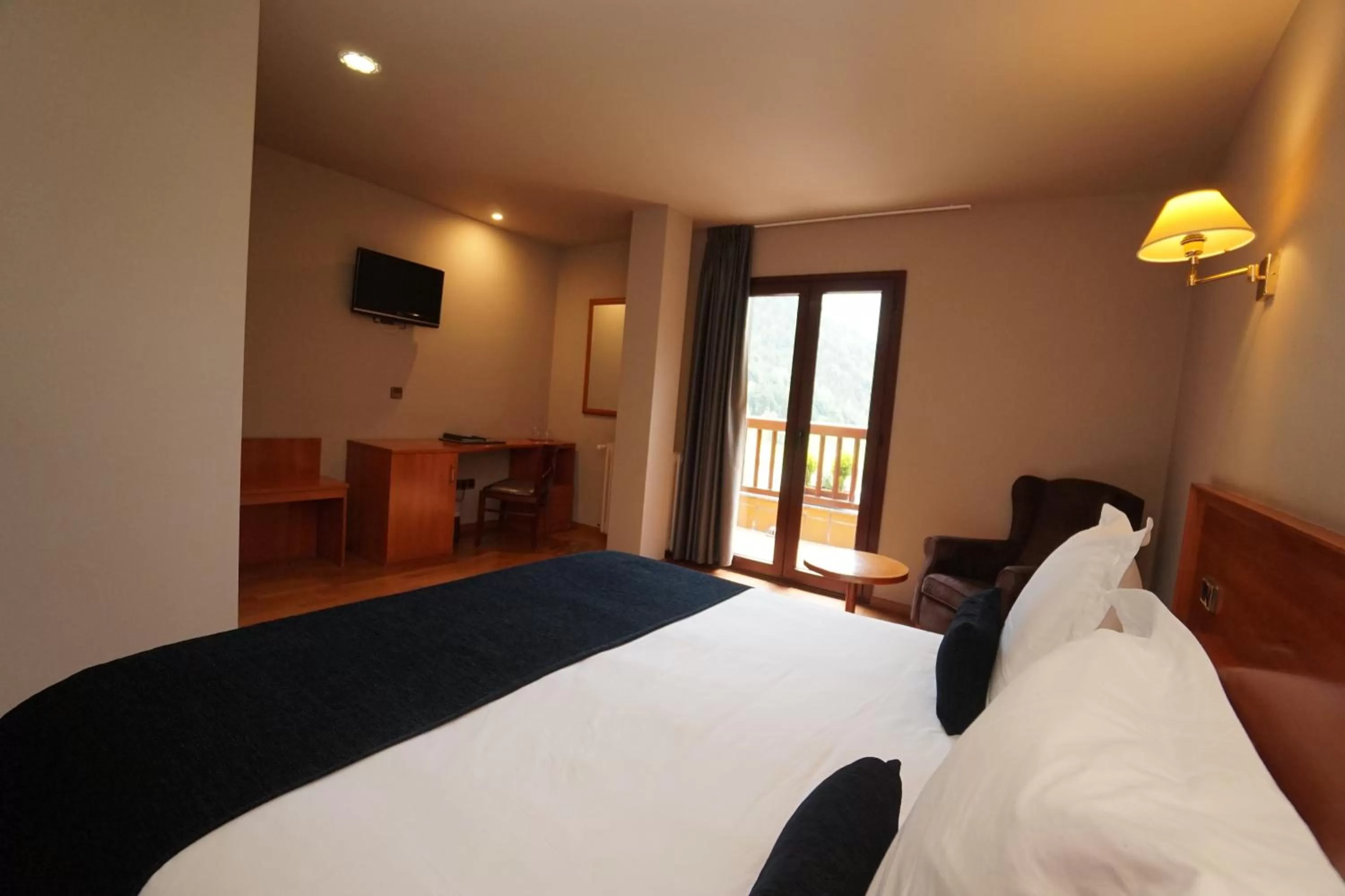 Photo of the whole room, Bed in Hotel & SPA Niunit