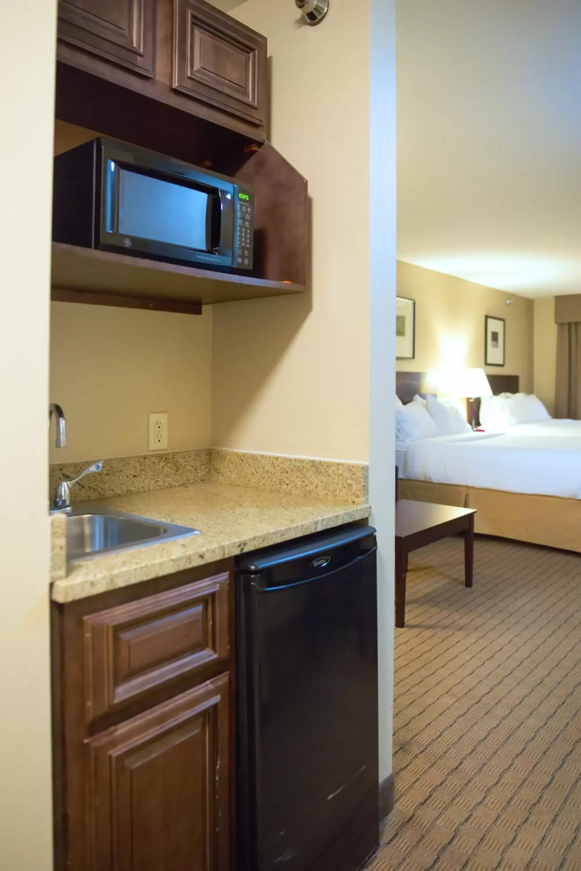 Photo of the whole room, Kitchen/Kitchenette in Holiday Inn Express Devils Lake, an IHG Hotel