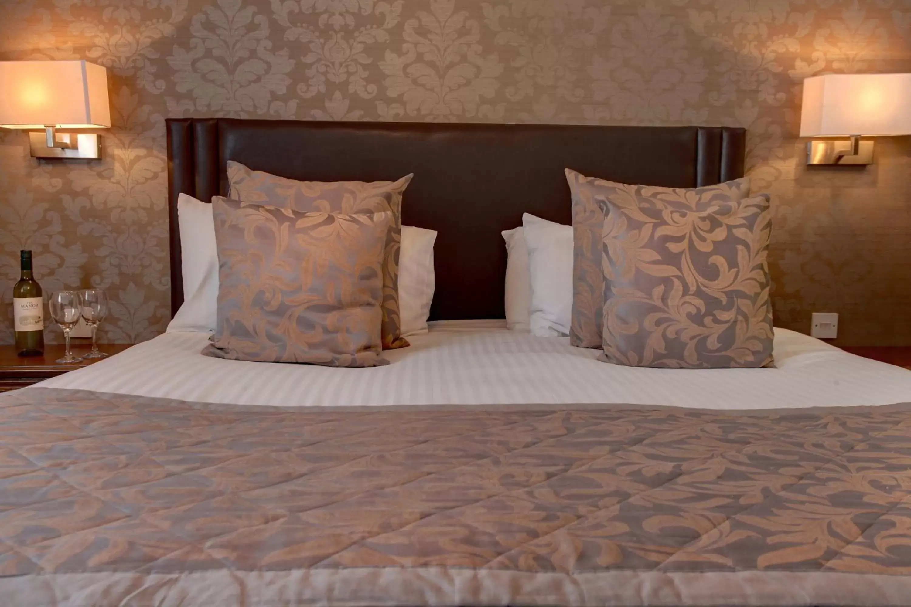 Bed in Best Western Manor Hotel