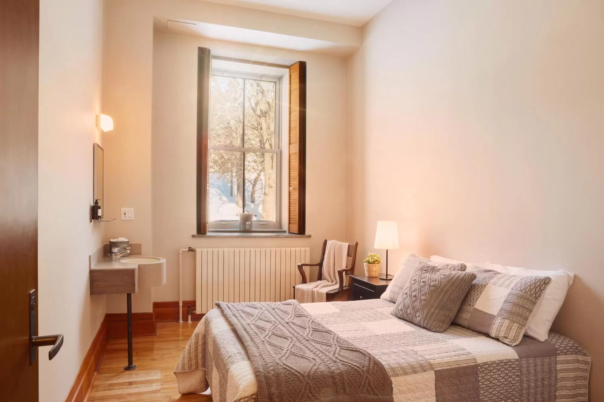 Bed in Auberge de l'Abbaye d'Oka