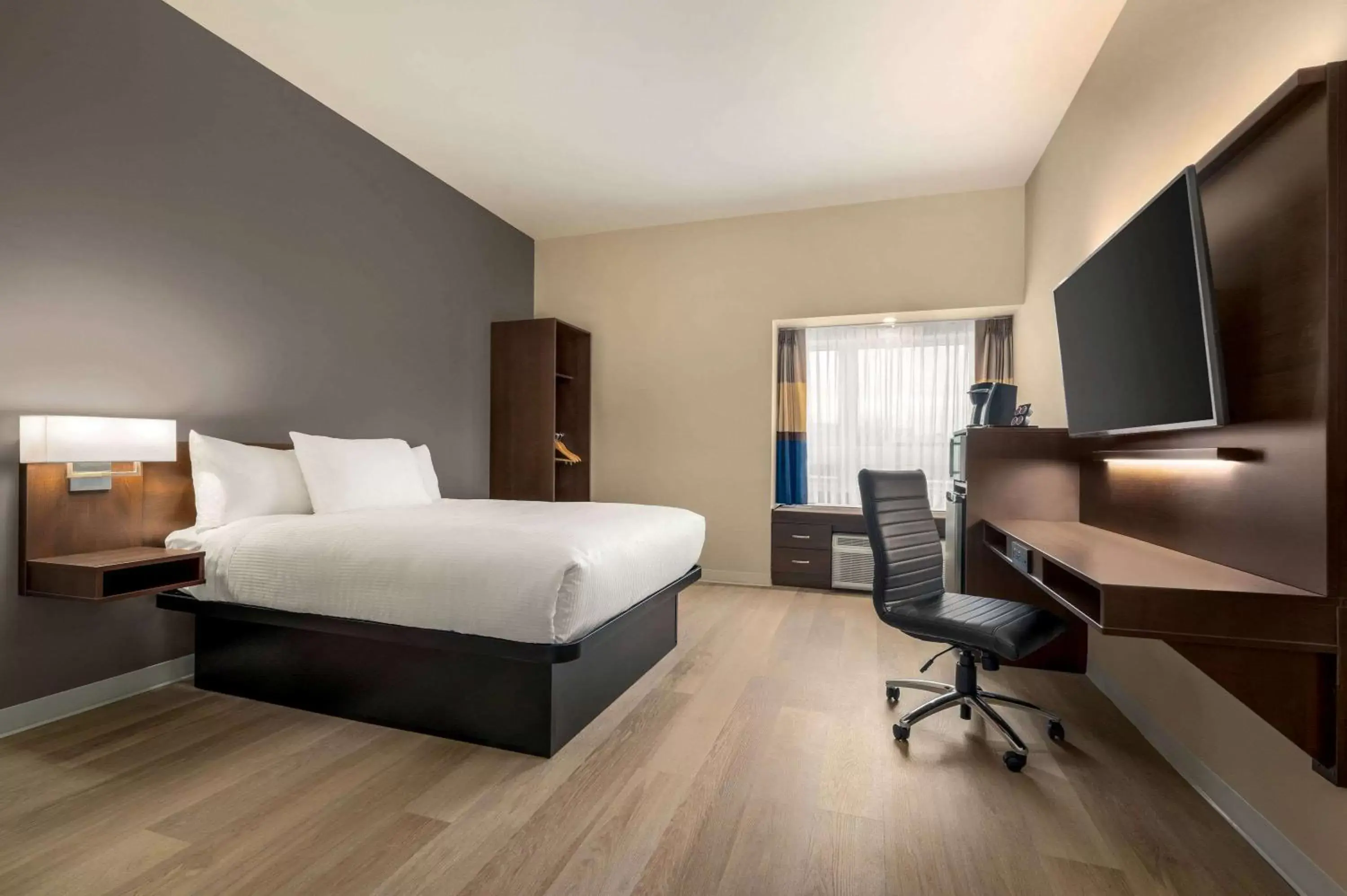 Photo of the whole room, Bed in Microtel Inn & Suites by Wyndham Aurora