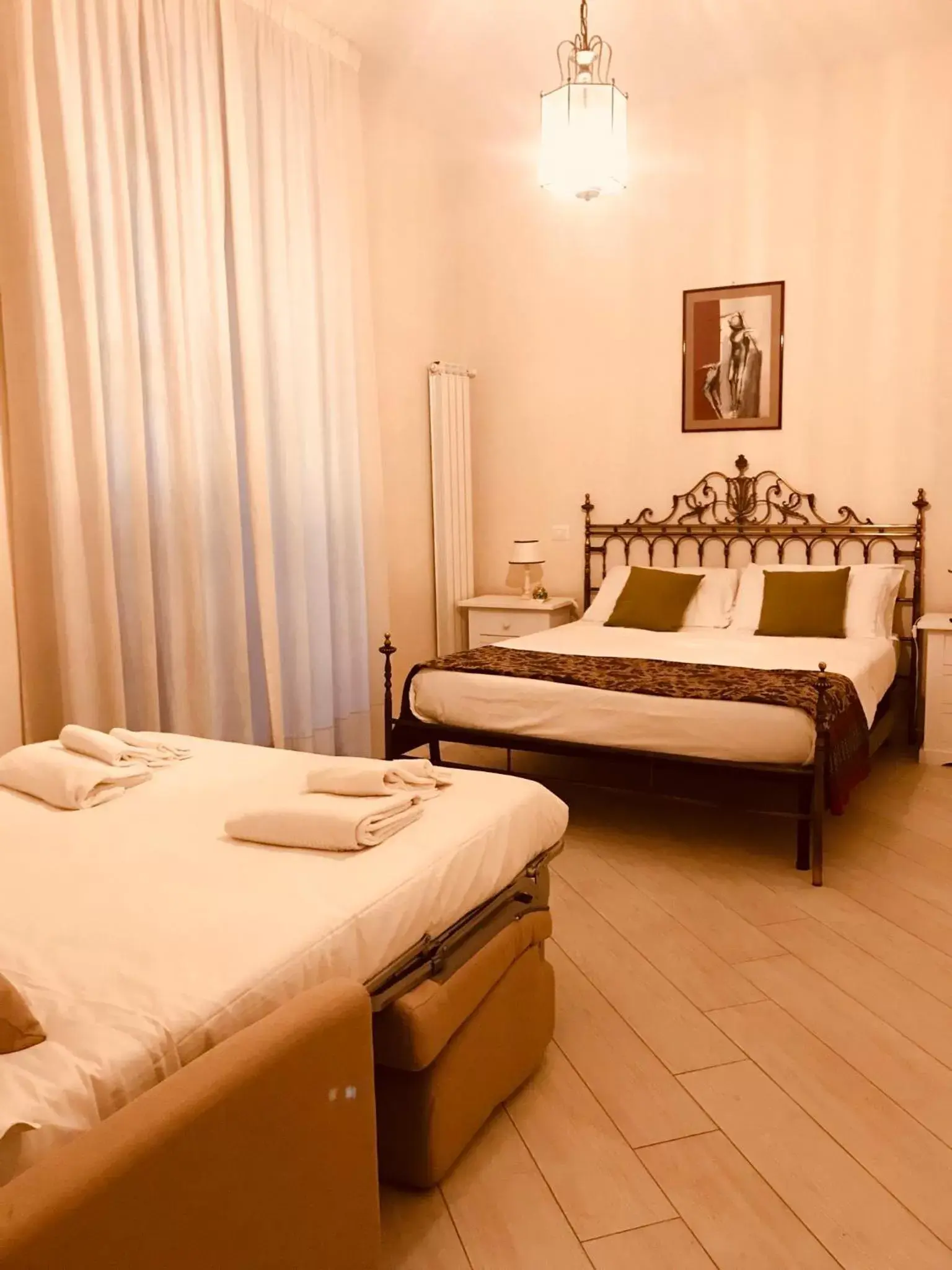 Quadruple Room with Balcony and City View in Domus Borbonica Quadruple Room with Balcony and City View in Domus Borbonica