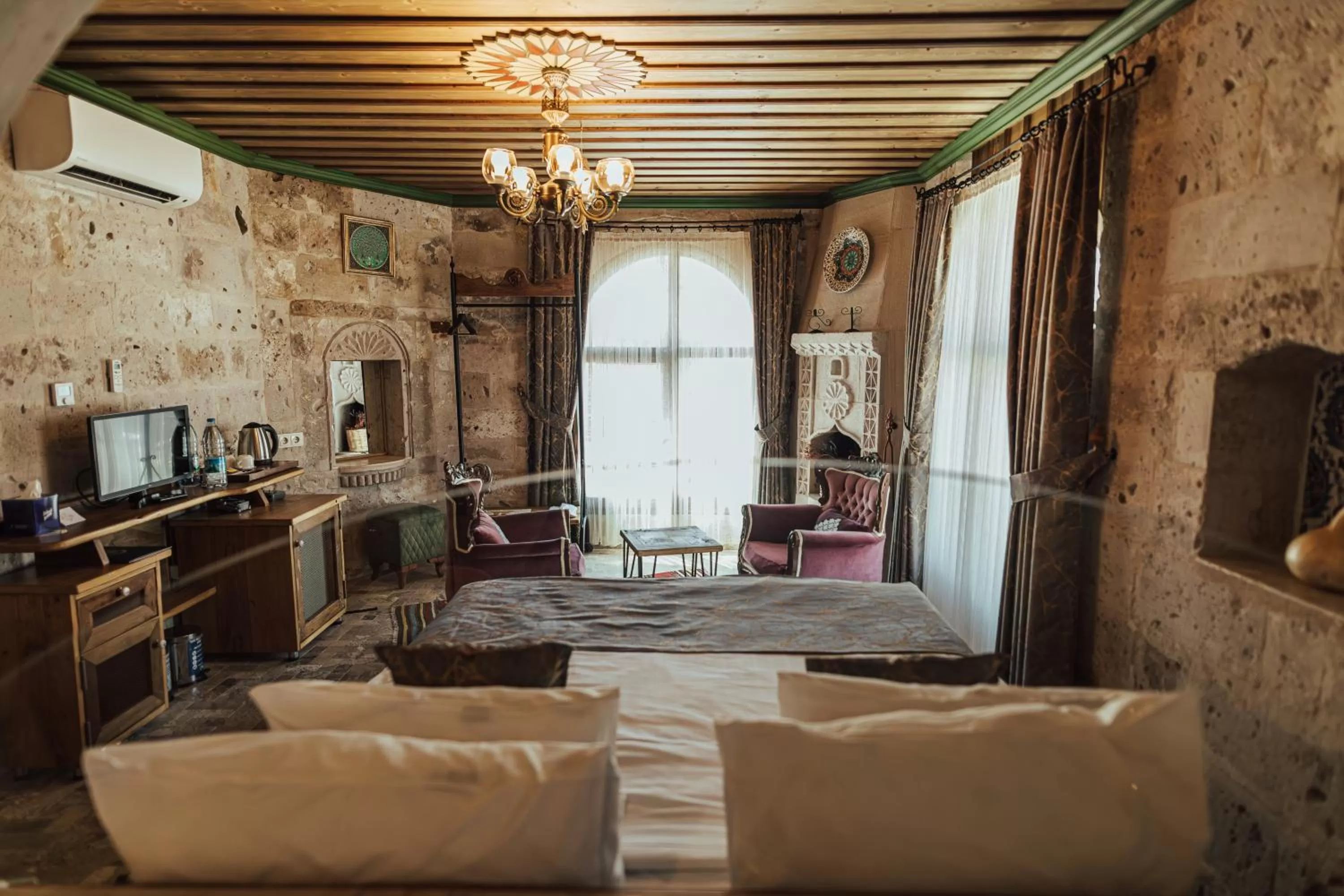 TV and multimedia in Şah Saray Cave Suites Halal Hotel