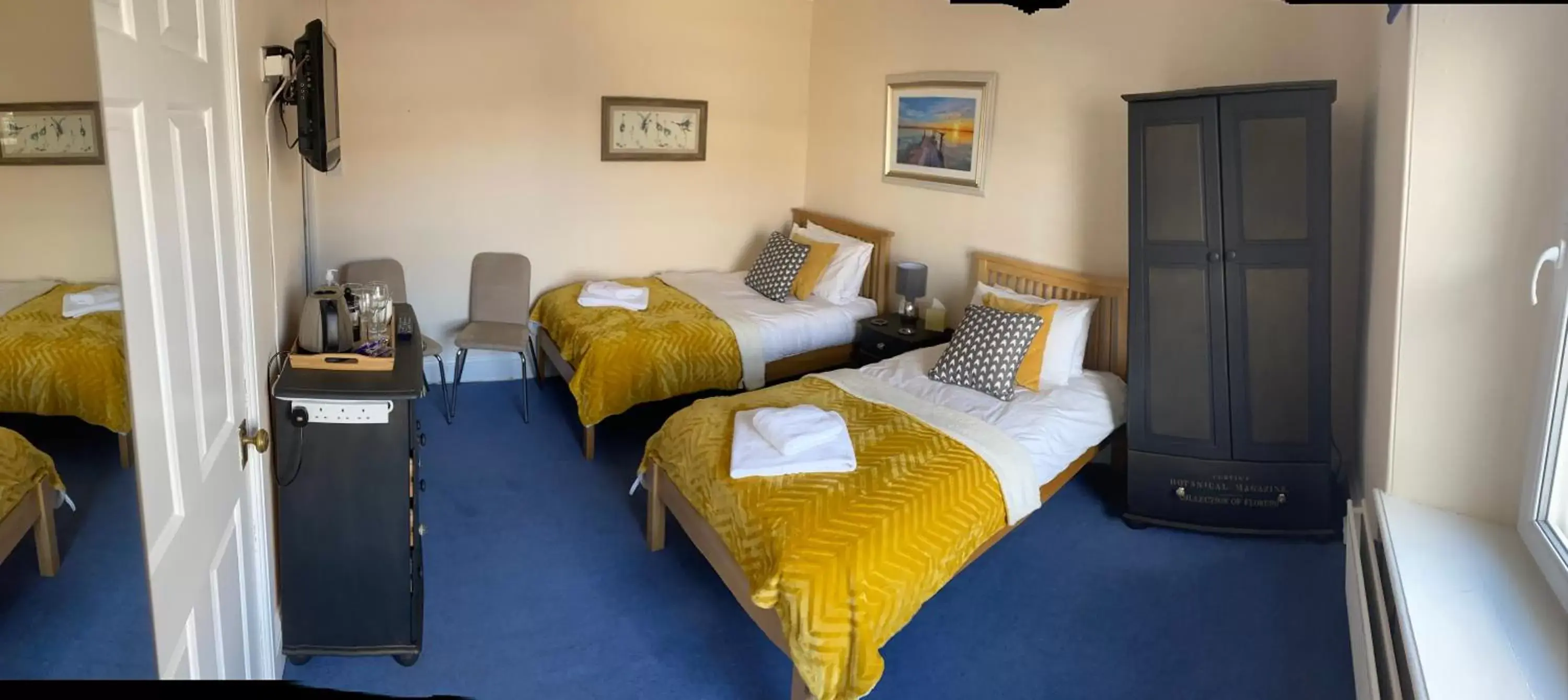 Photo of the whole room, Bed in Haven House