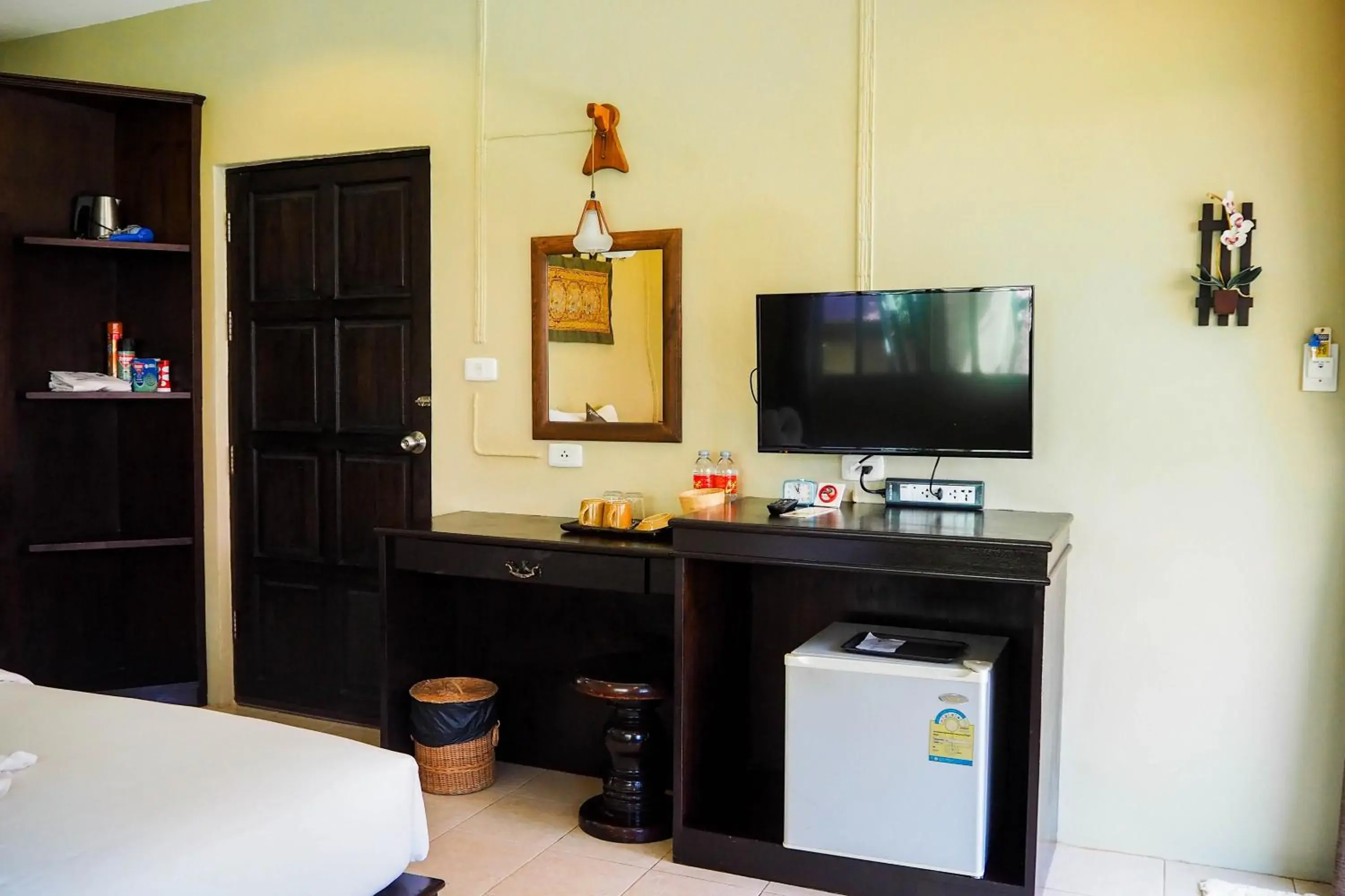 TV/Entertainment Center in Lanta Castaway Beach Resort