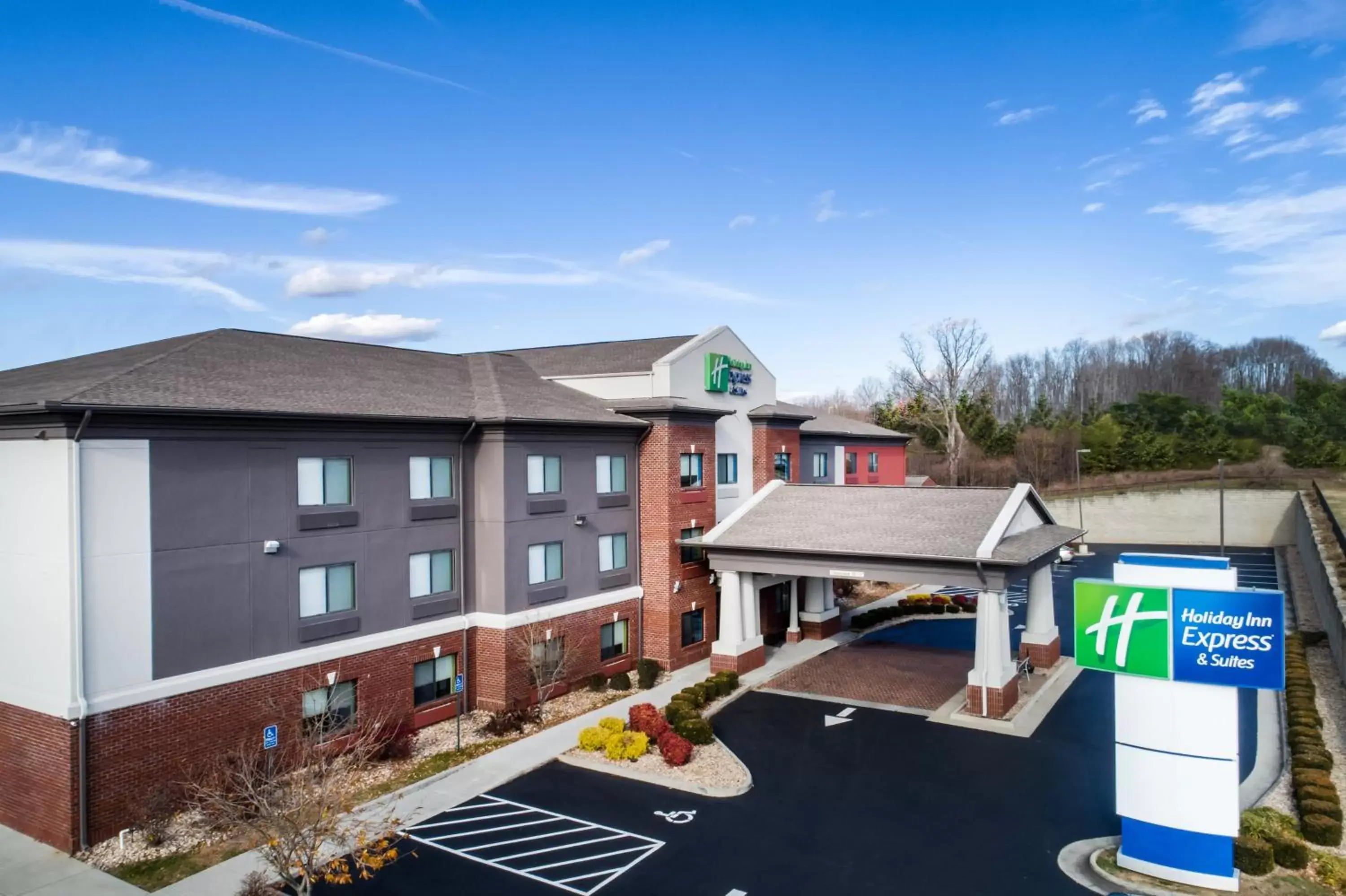 Property building, Pool View in Holiday Inn Express & Suites Rocky Mount Smith Mountain Lake, an IHG Hotel