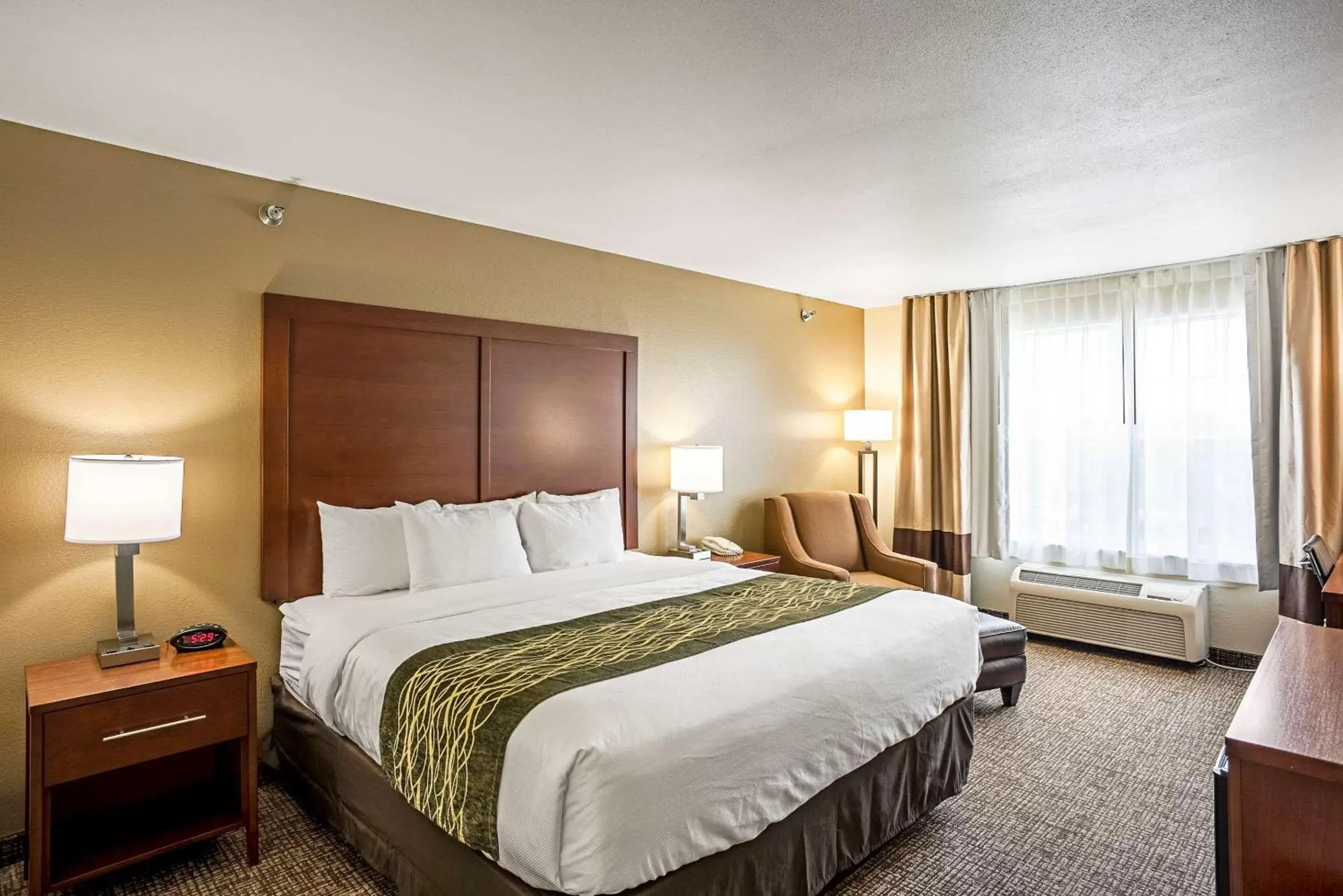 Photo of the whole room, Bed in Comfort Inn & Suites Independence