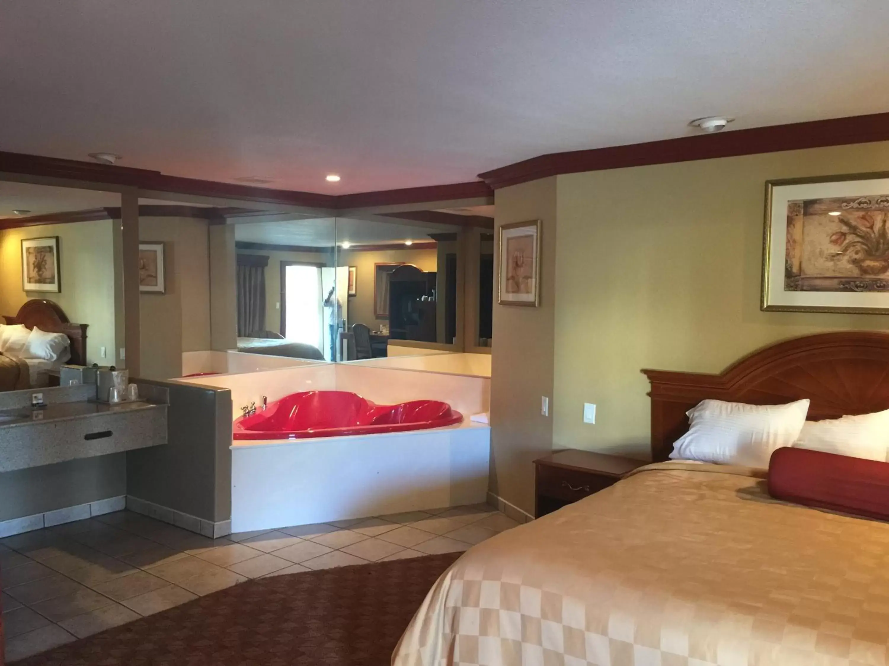Photo of the whole room, Bed in Thunderbird Lodge