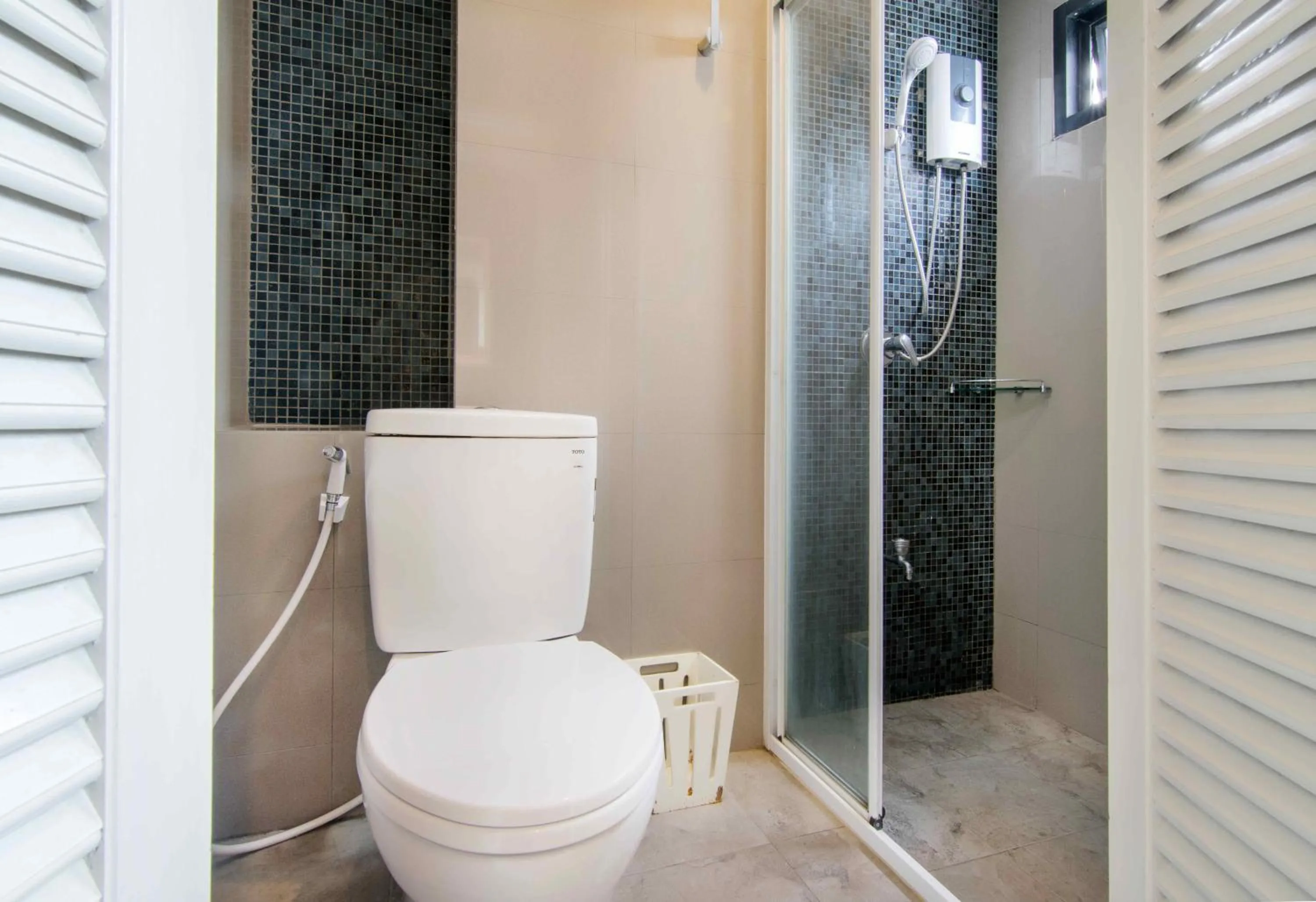 Shower in The Phoenix Hotel Bangkok - Suvarnabhumi Airport