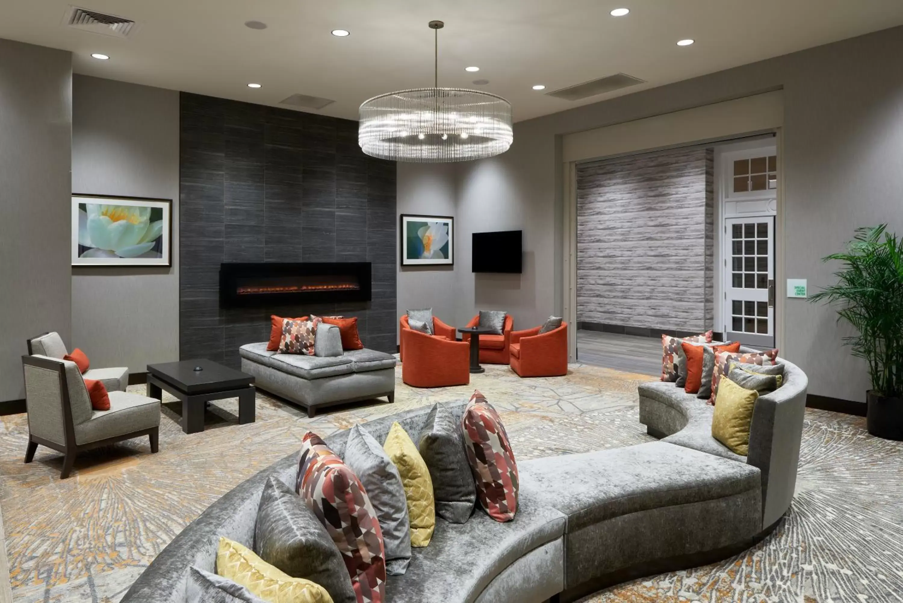 Property building in Holiday Inn & Suites Philadelphia W - Drexel Hill by IHG Property building in Holiday Inn & Suites Philadelphia W - Drexel Hill by IHG