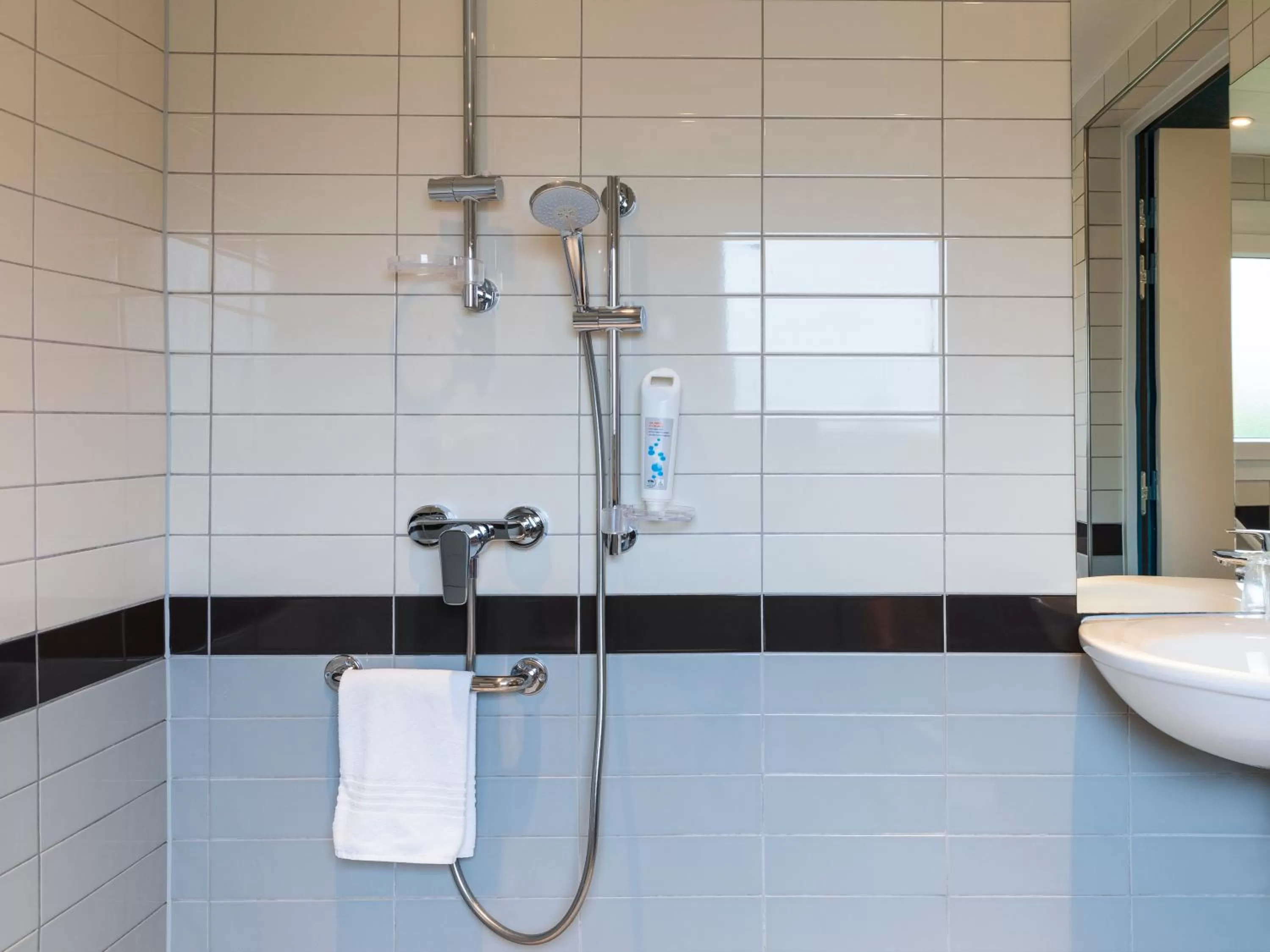 Shower in ibis budget Berck Sur Mer