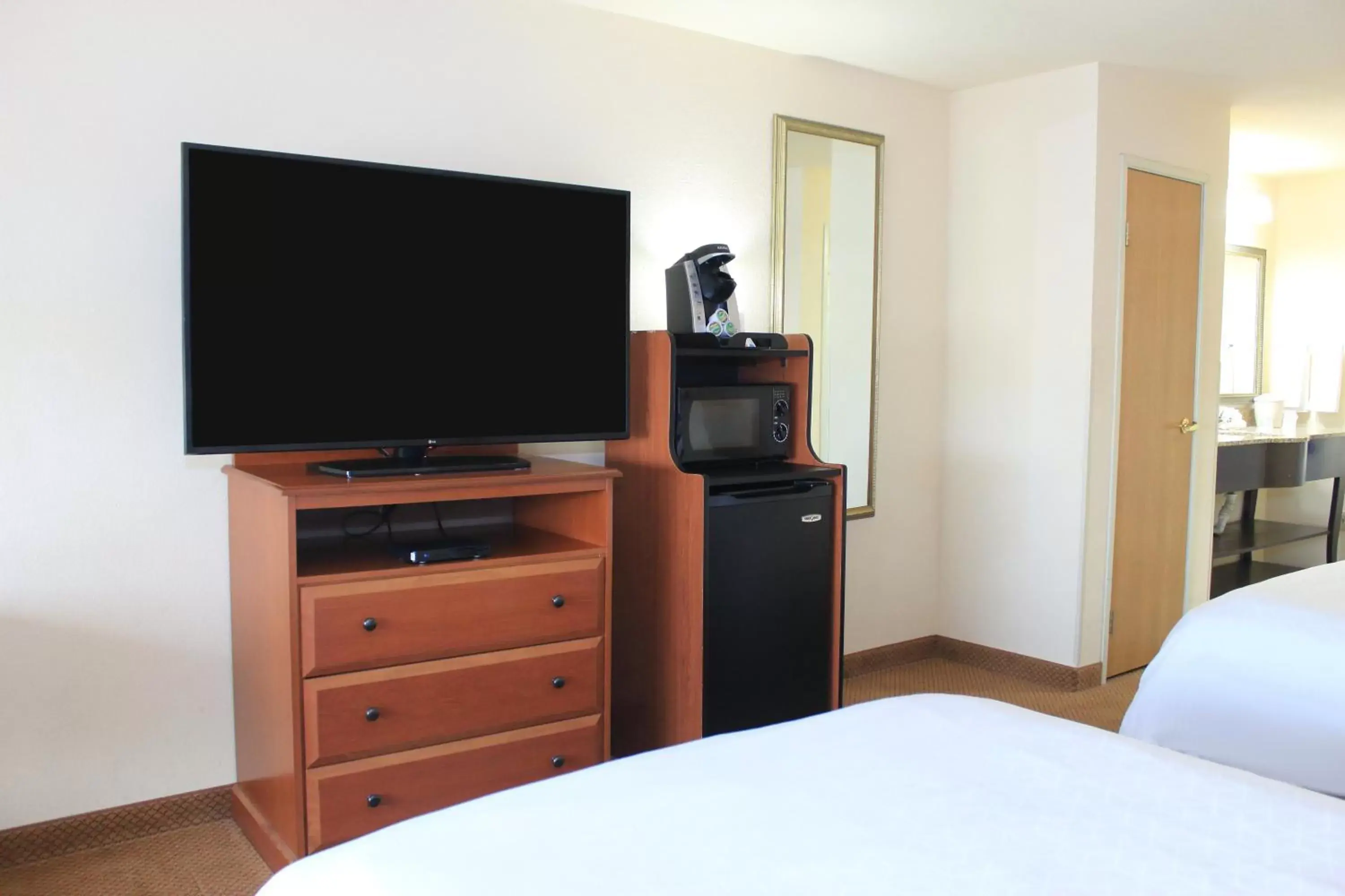 Photo of the whole room, TV/Entertainment Center in Holiday Inn Express Hotel & Suites Farmington, an IHG Hotel