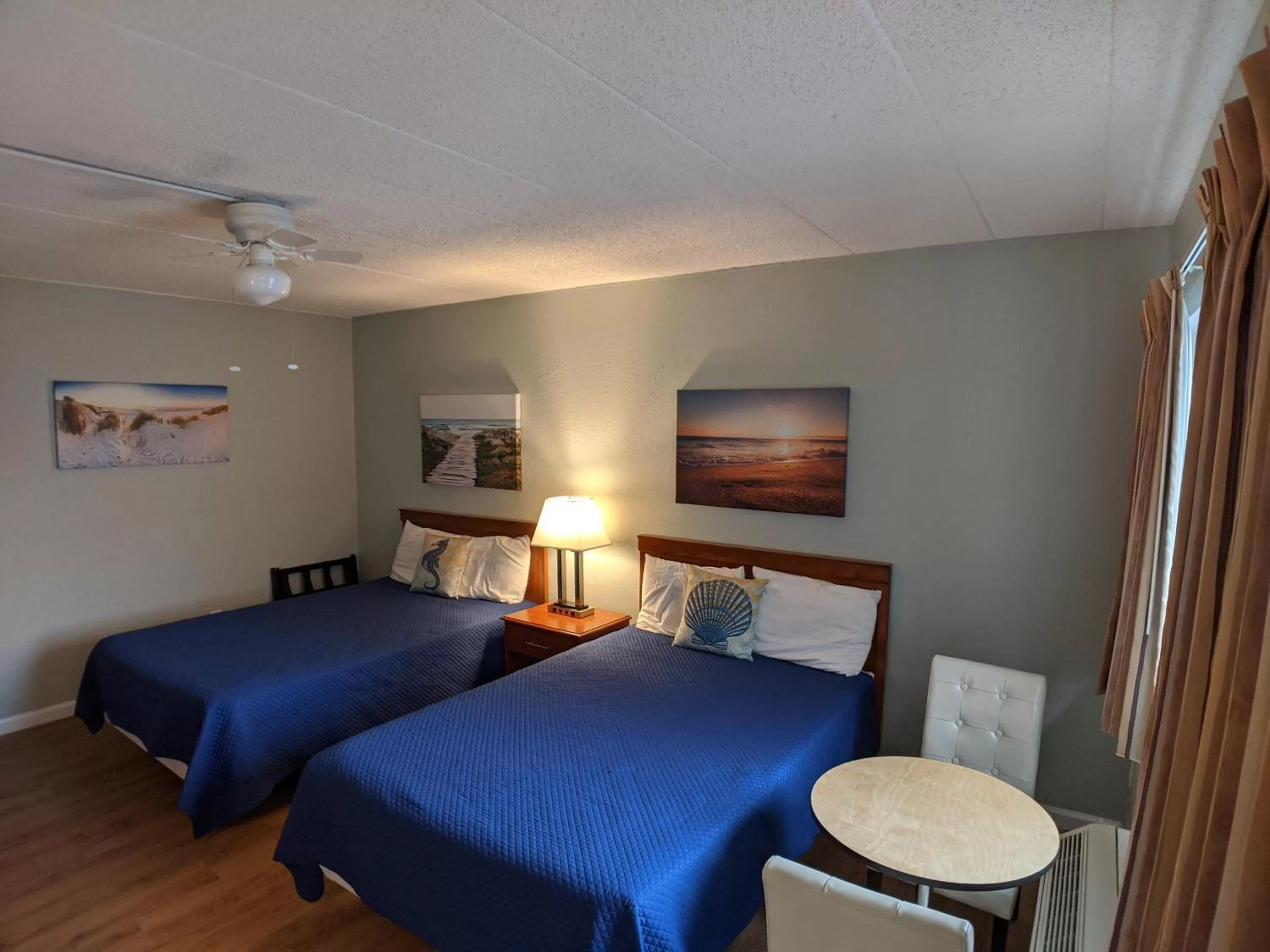 Bed in Sand Pebble Motor Lodge