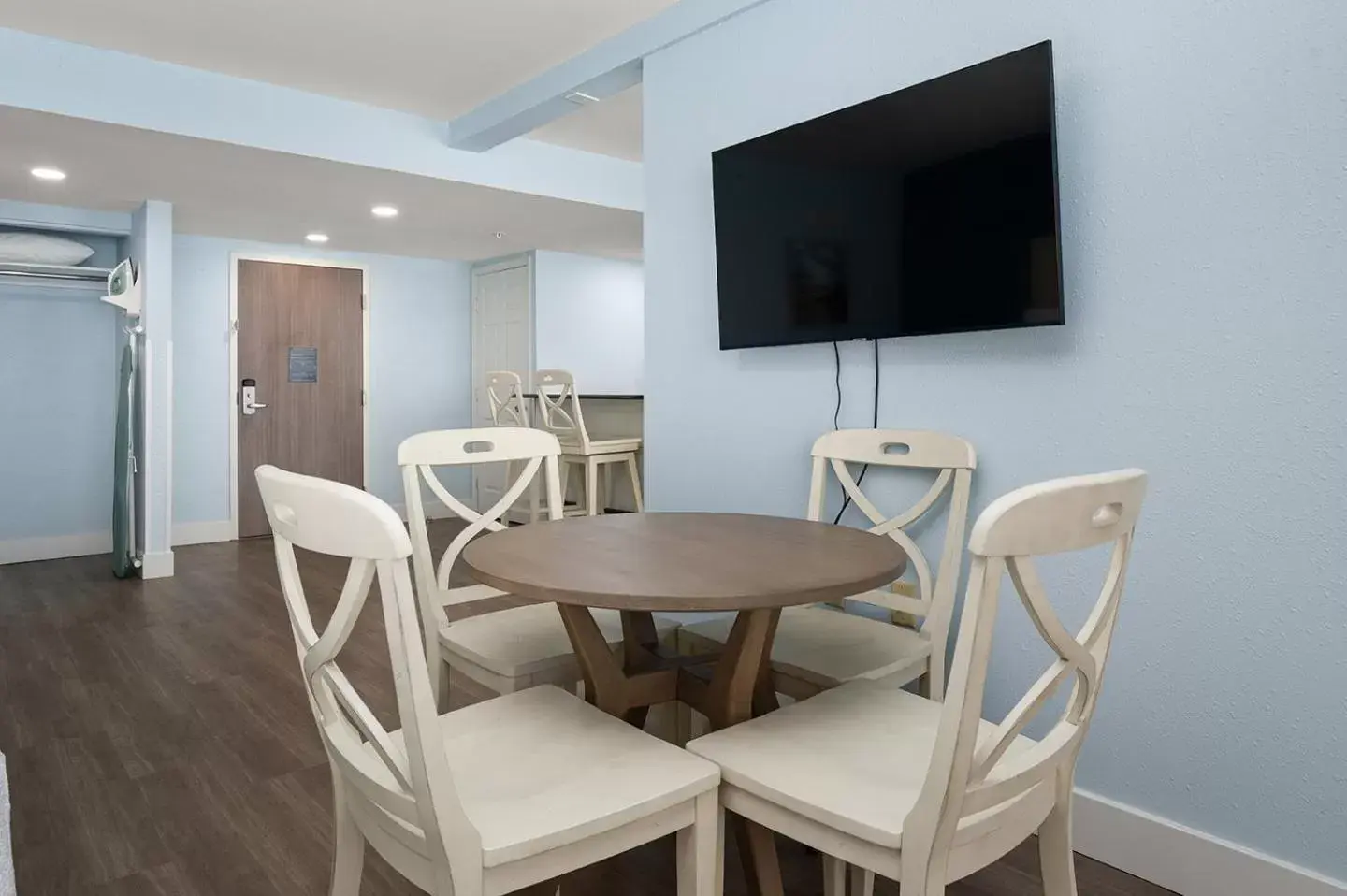 Seating area, TV/Entertainment Center in Fenwick Inn