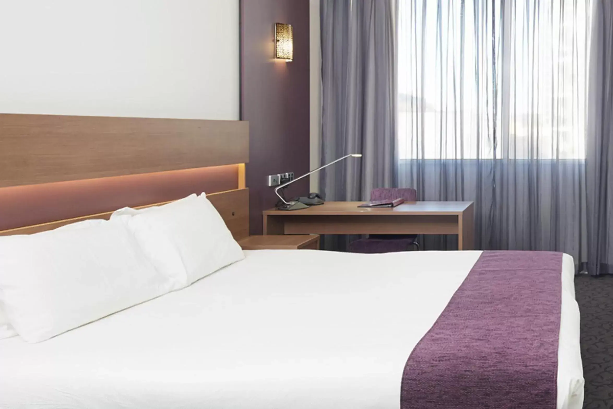 Bed in Quality Hotel Ambassador Perth
