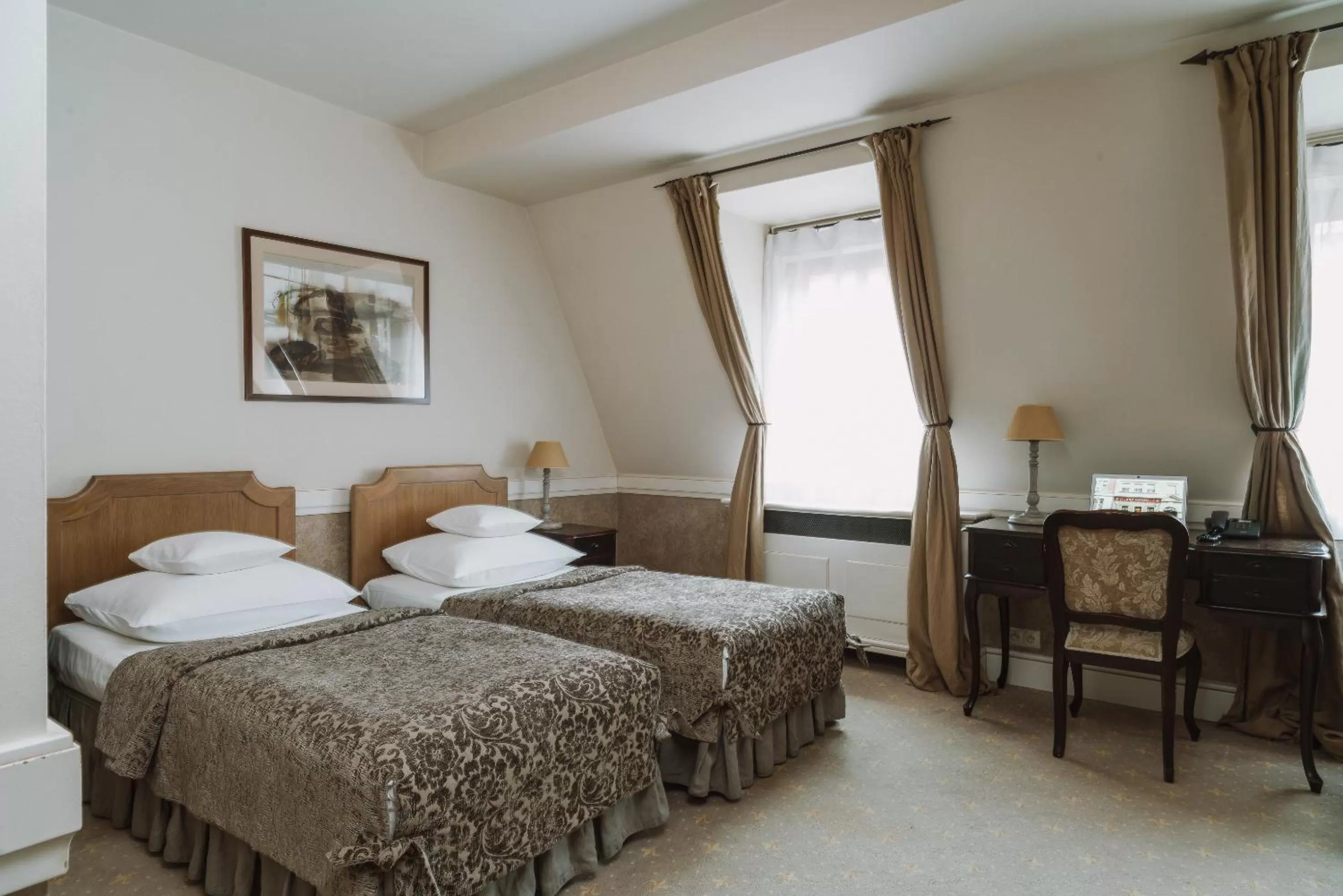 Text overlay, Bed in Art Hotel