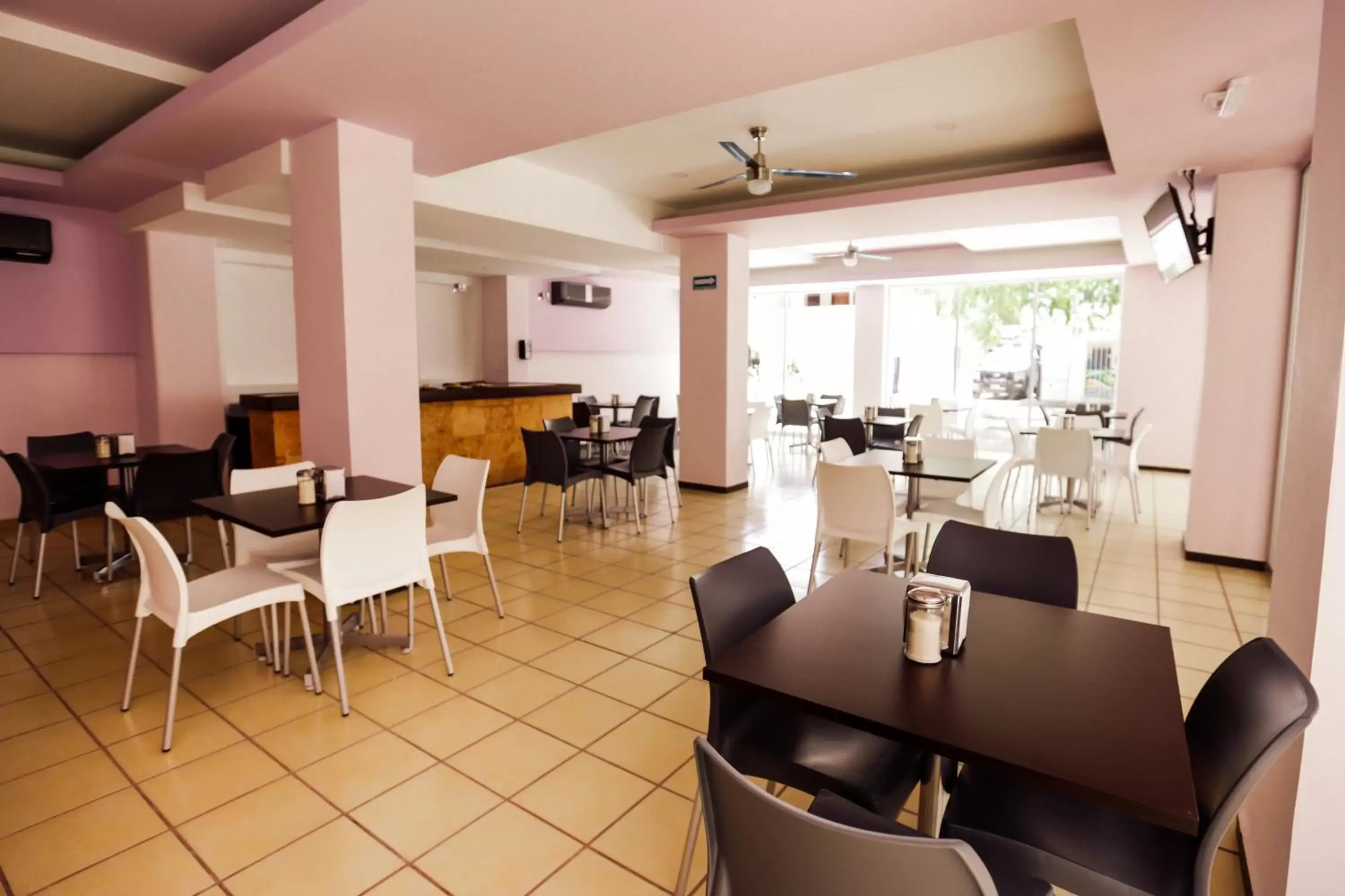 Restaurant/Places to Eat in Hotel Kavia