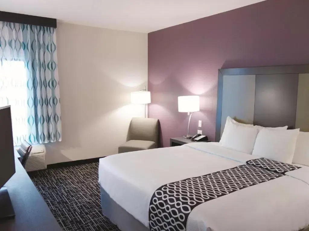Bed in La Quinta Inn & Suites by Wyndham Pampa