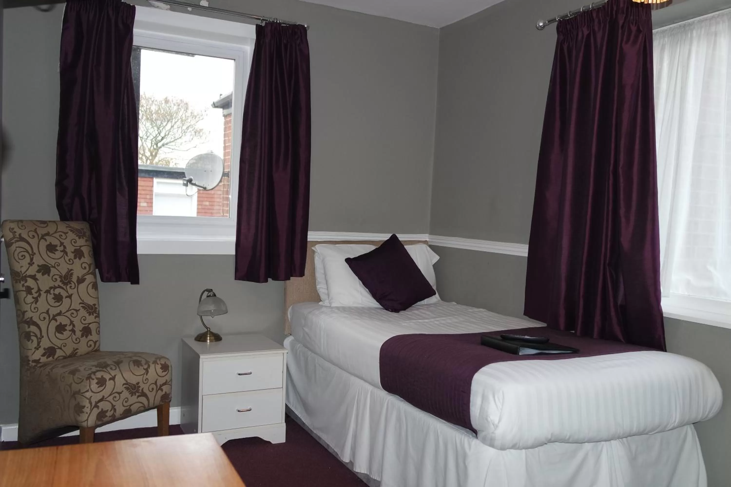 Bedroom, Bed in Gable End Hotel