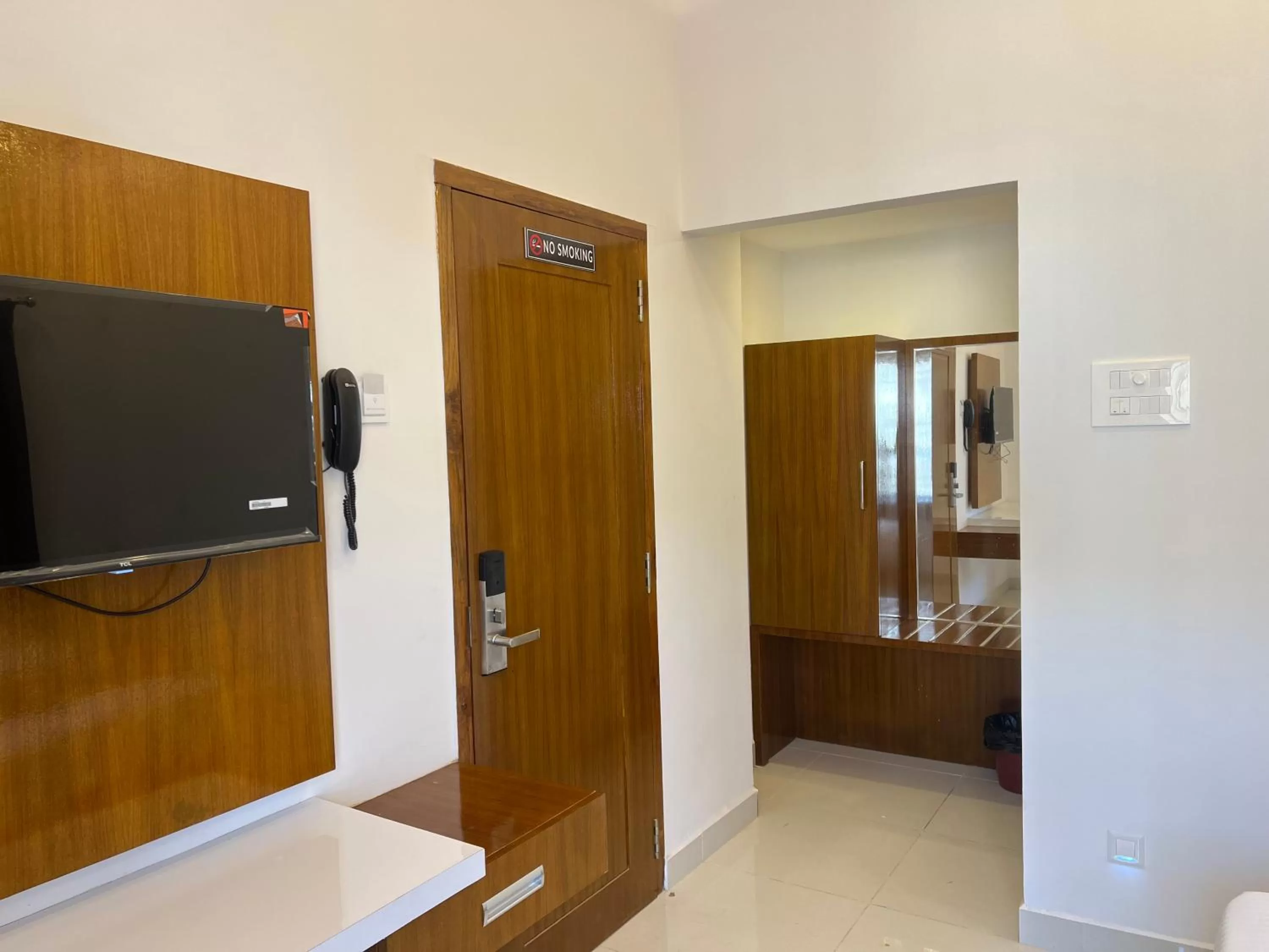 TV and multimedia, TV/Entertainment Center in Le Hotel Host