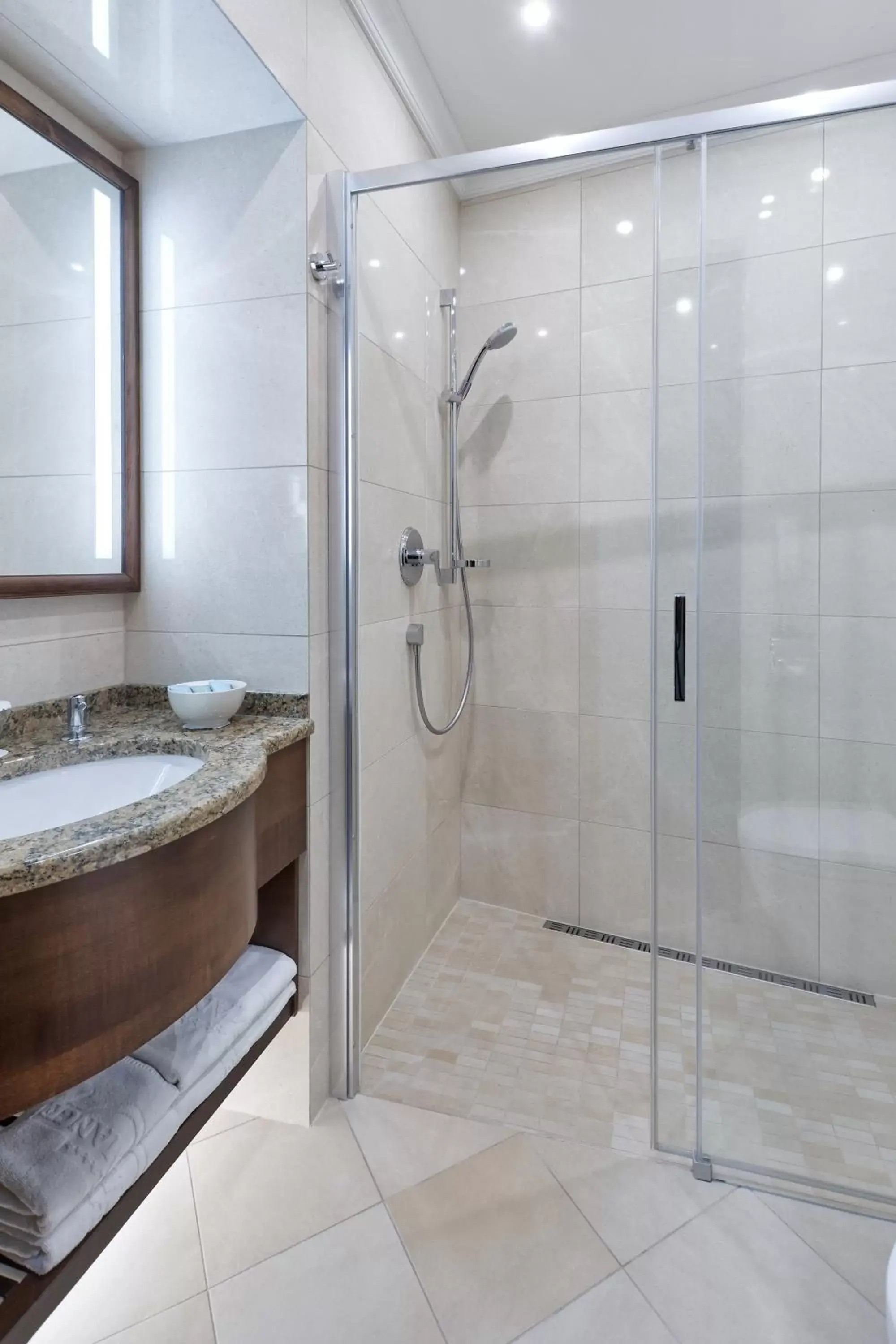 Shower, Bathroom in Hotel Romance