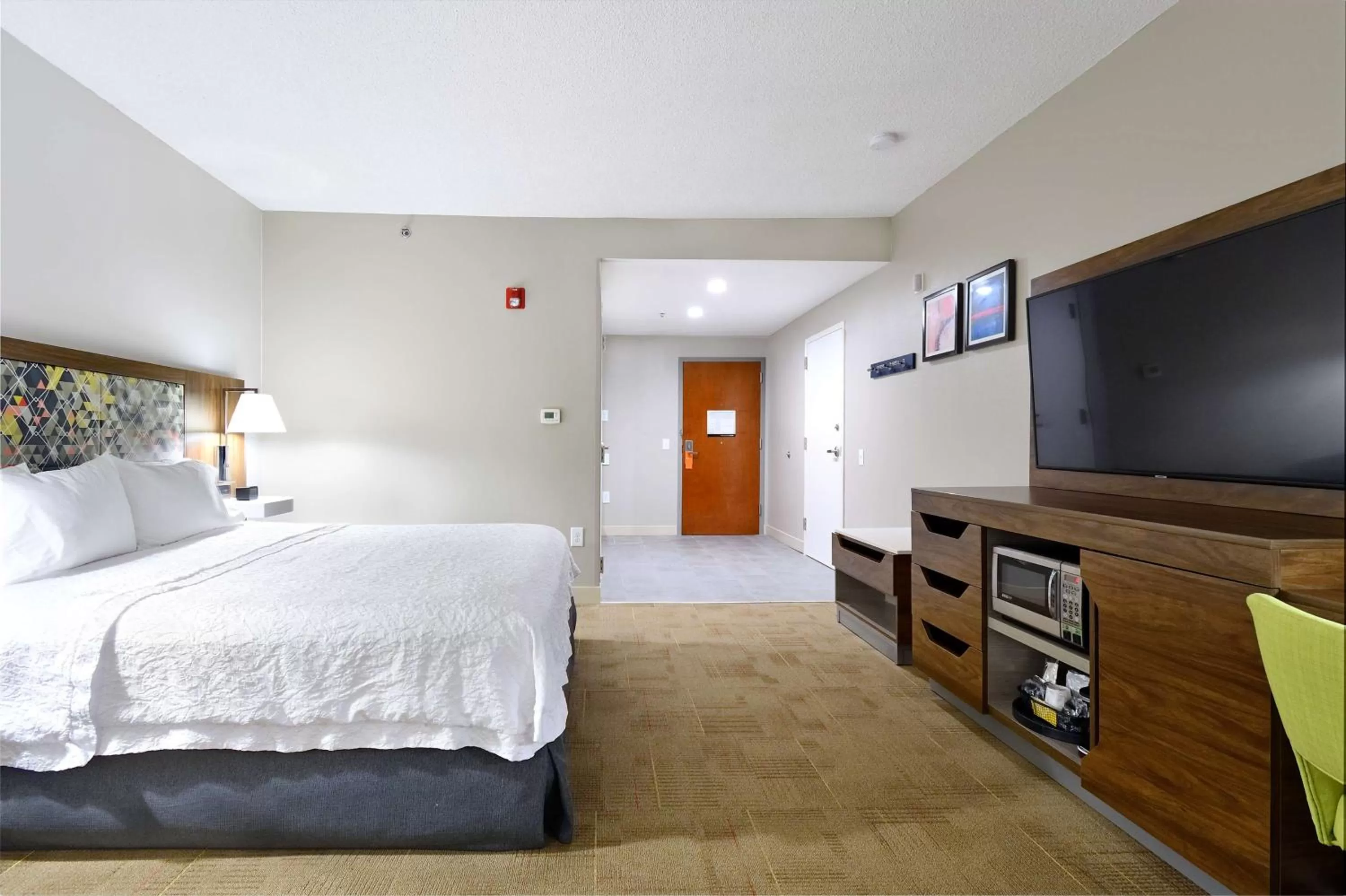 Photo of the whole room, Bed in Hampton Inn Santee-I-95