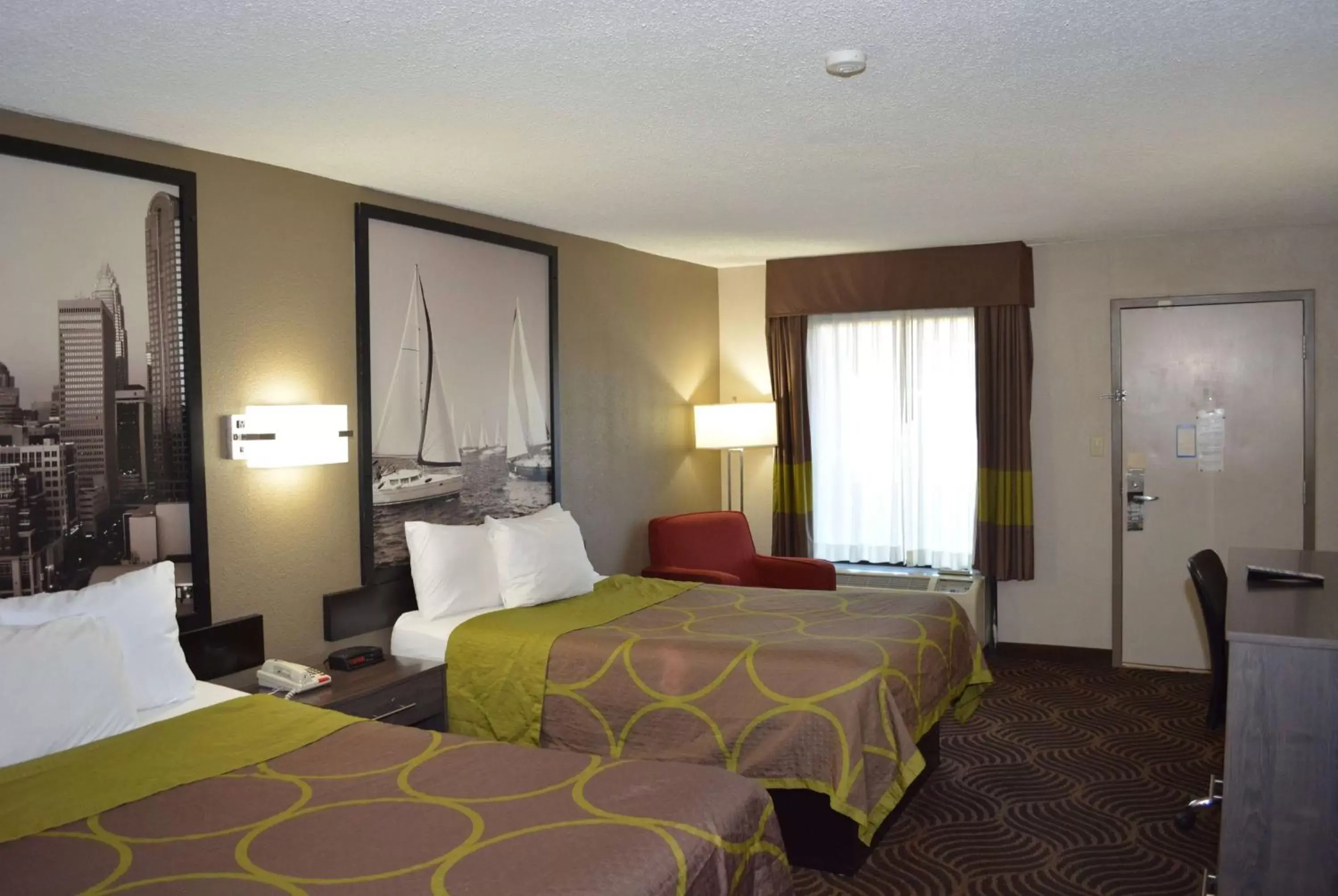 Photo of the whole room, Bed in Super 8 by Wyndham Huntersville/Charlotte Area