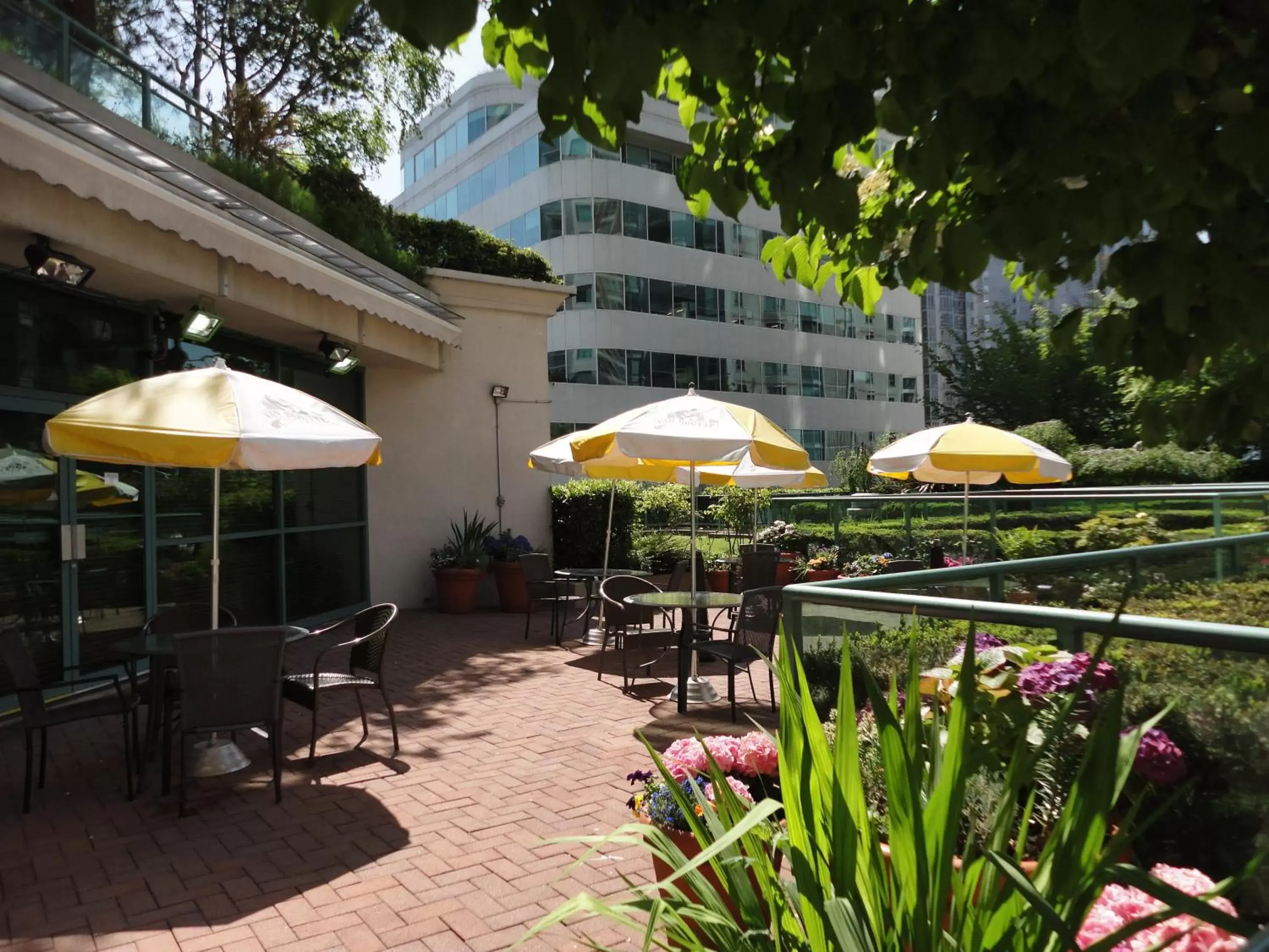 Balcony/Terrace, Restaurant/Places to Eat in Rosedale on Robson Suite Hotel