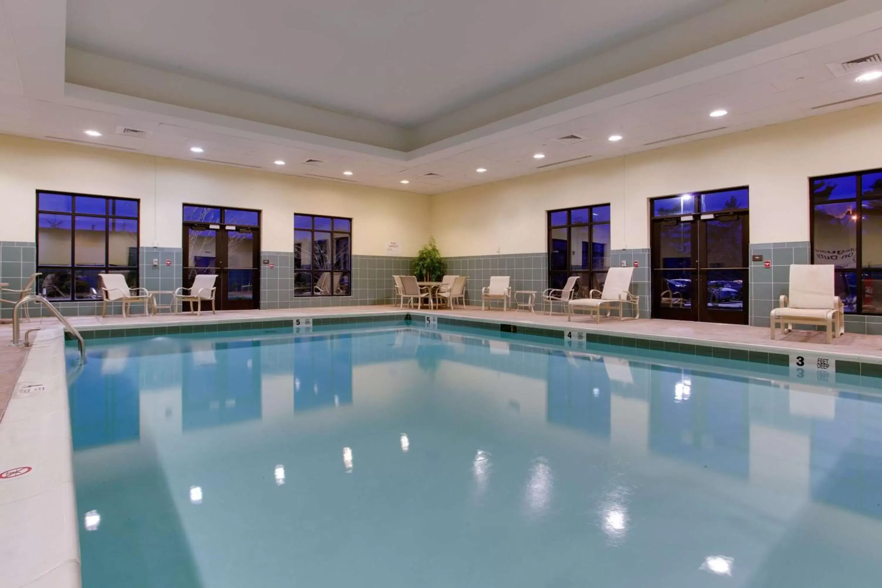 Pool view, Swimming Pool in Hampton Inn by Hilton Garden City Long Island