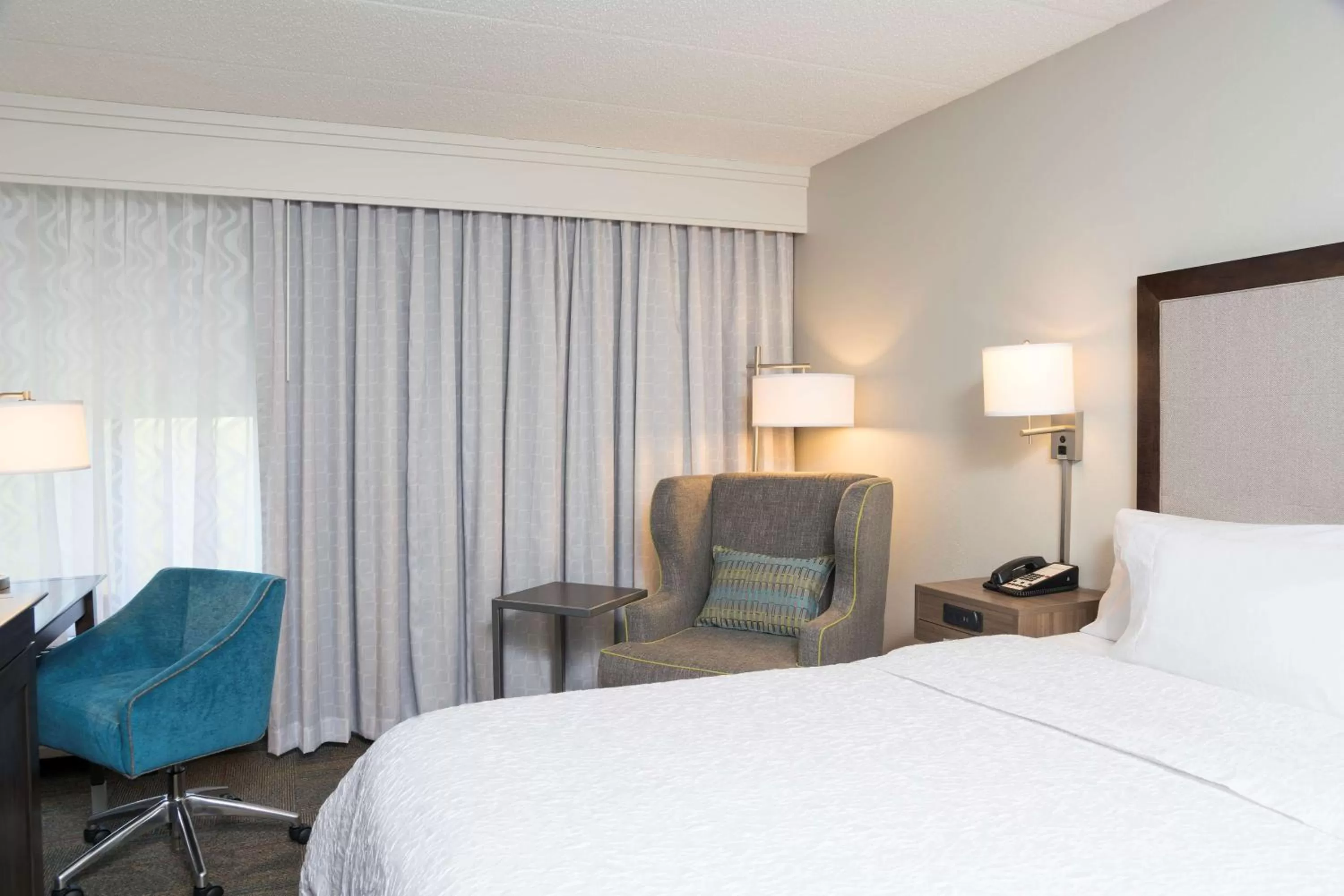 Bedroom, Bed in Hampton Inn Milwaukee Northwest