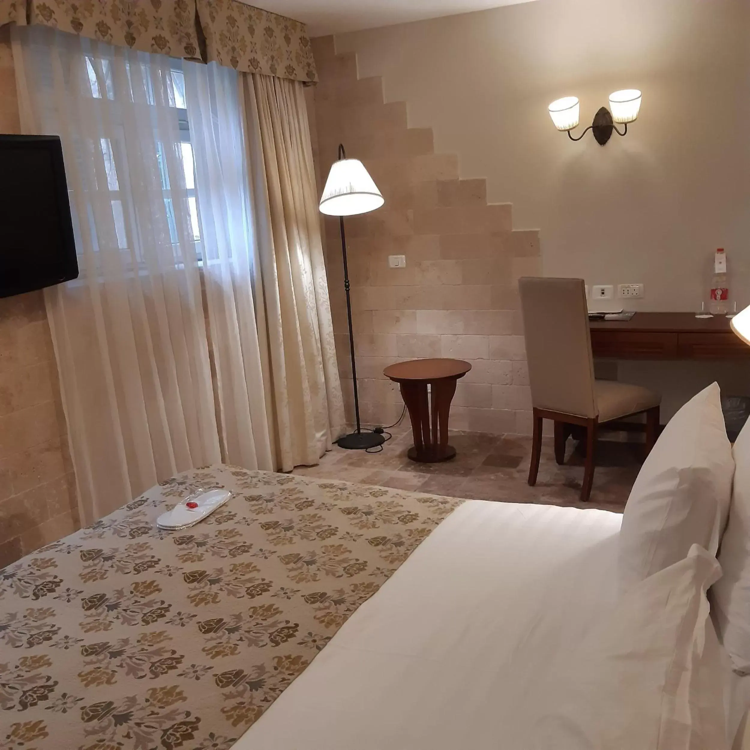 Photo of the whole room, Bed in The Colony Hotel