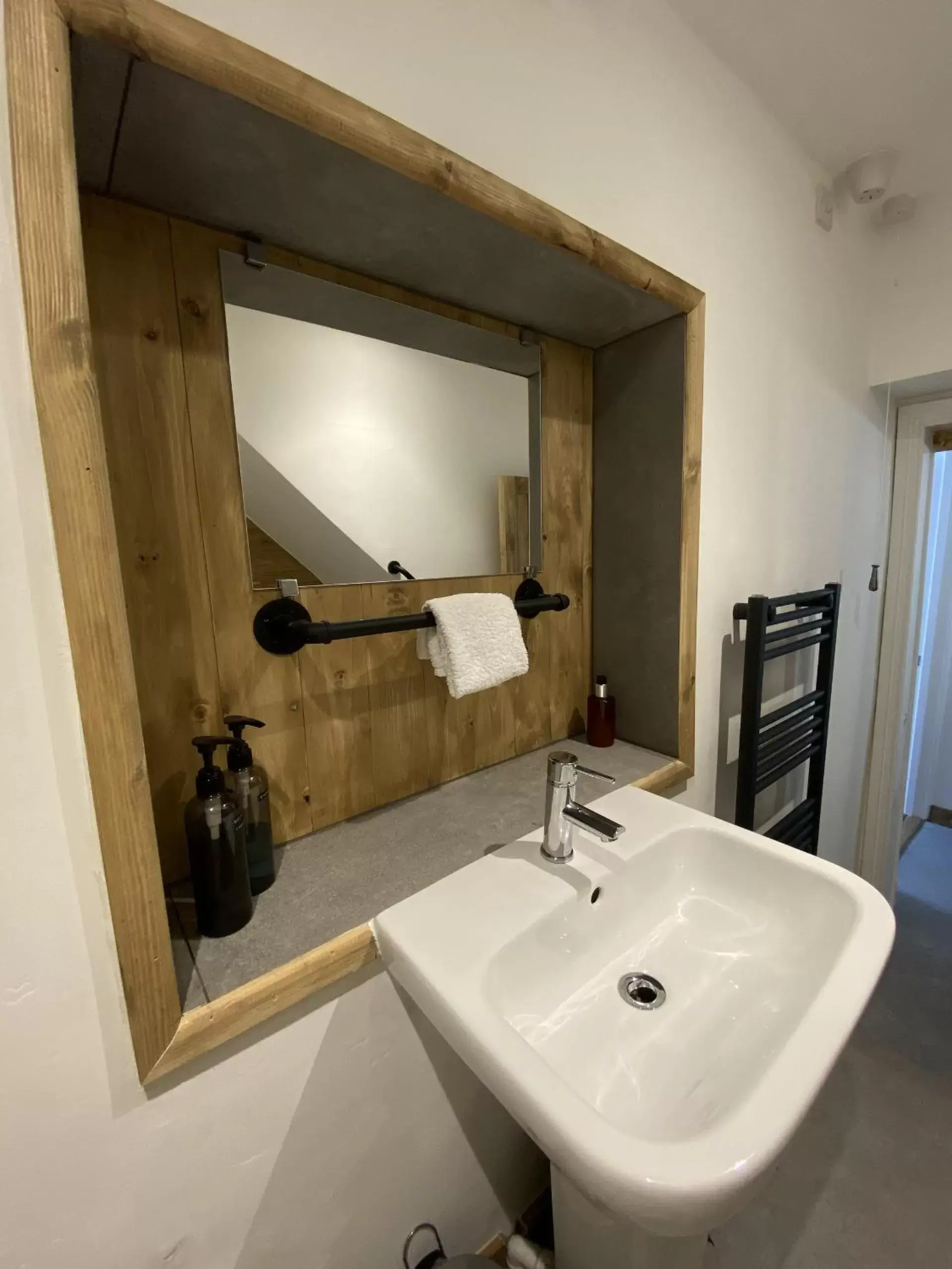 Bathroom in Monkton Court House B&B