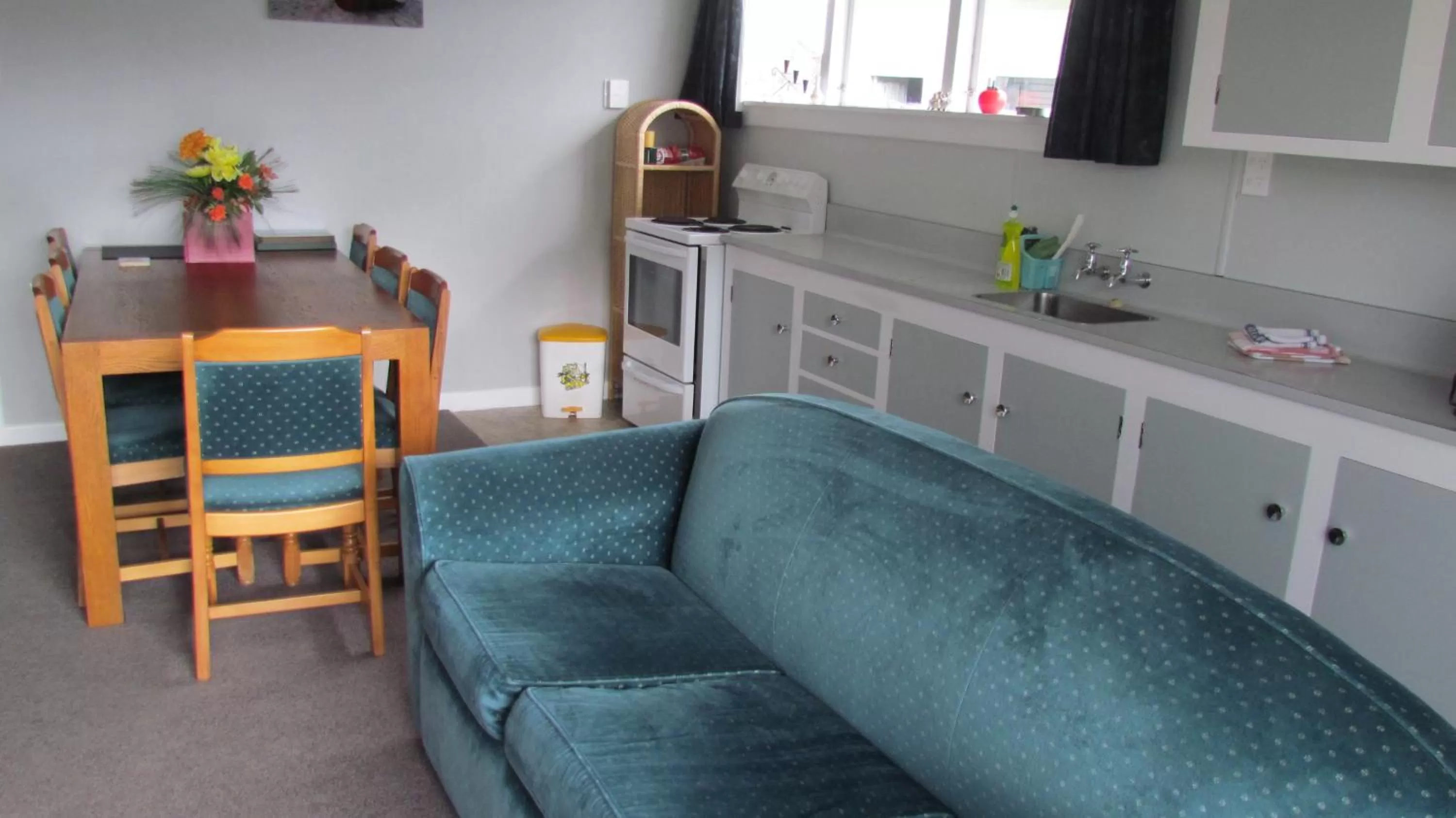 Kitchen or kitchenette in Birchwood Cottages