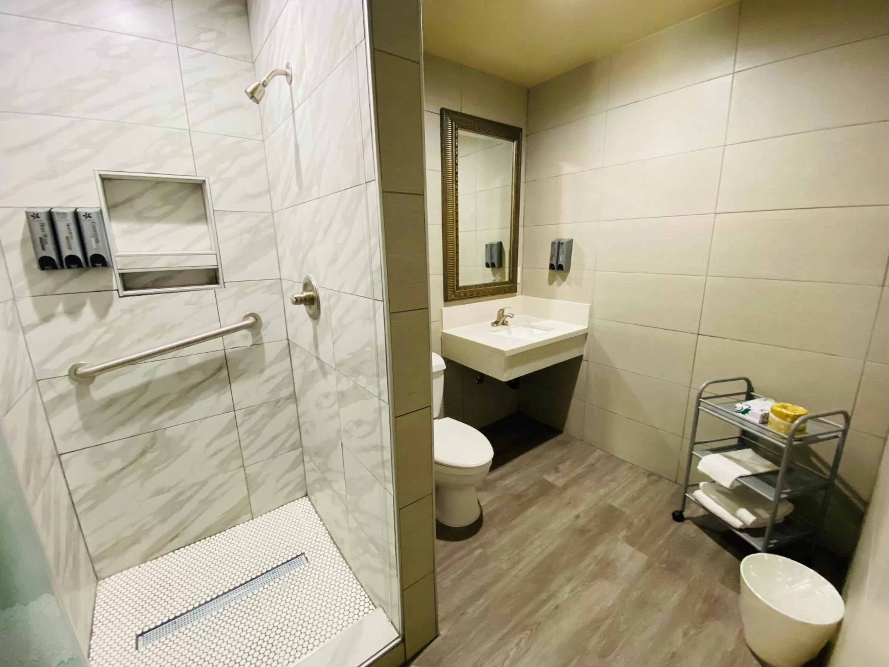 Le Blanc Inn & Suites