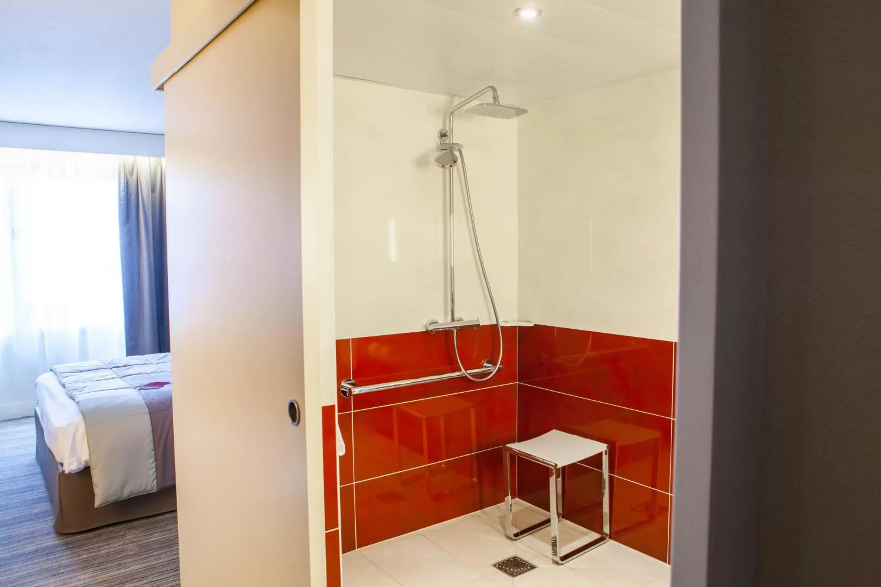 acessibility, Bathroom in Mercure Lorient Centre