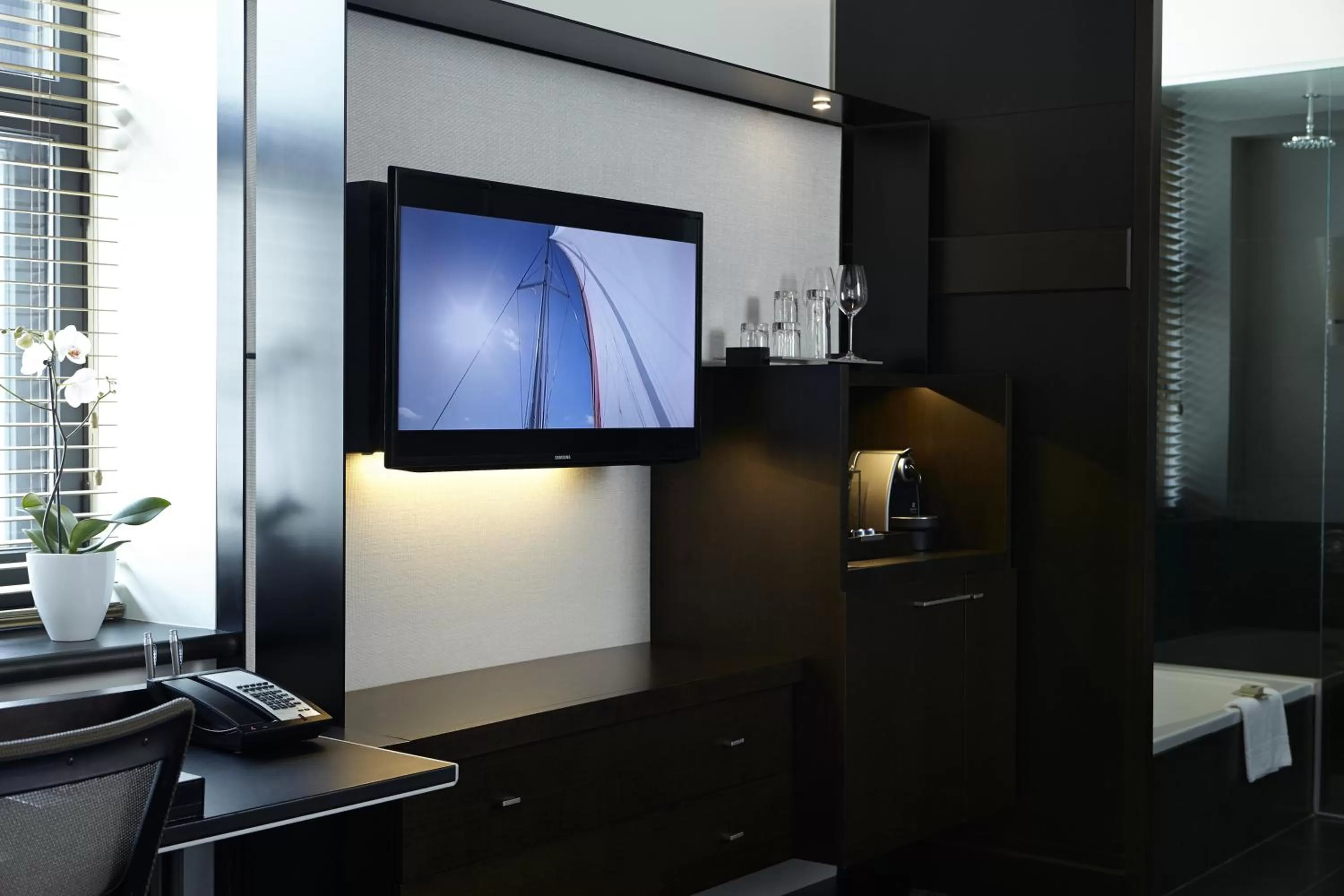 TV and multimedia in Hôtel Le Germain Québec